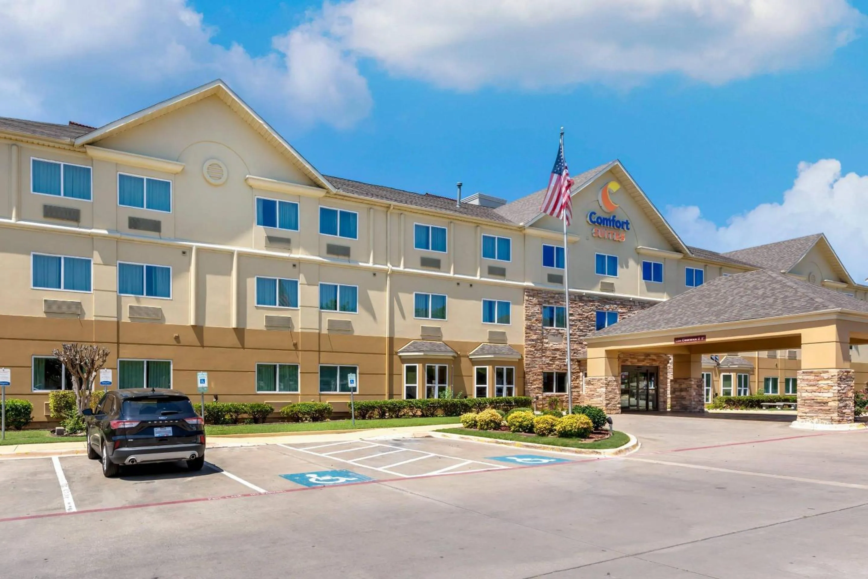 Property building in Comfort Suites North Dallas