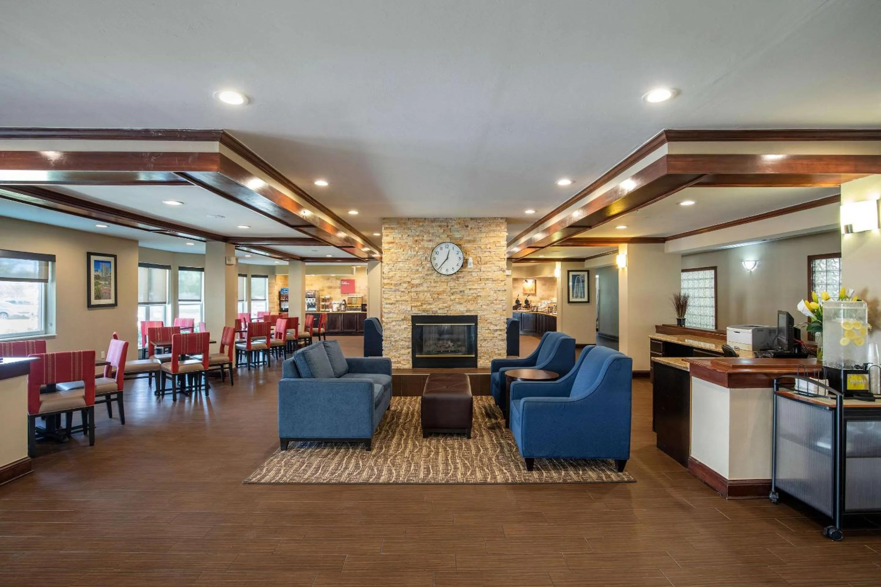Lobby or reception in Comfort Suites North Dallas
