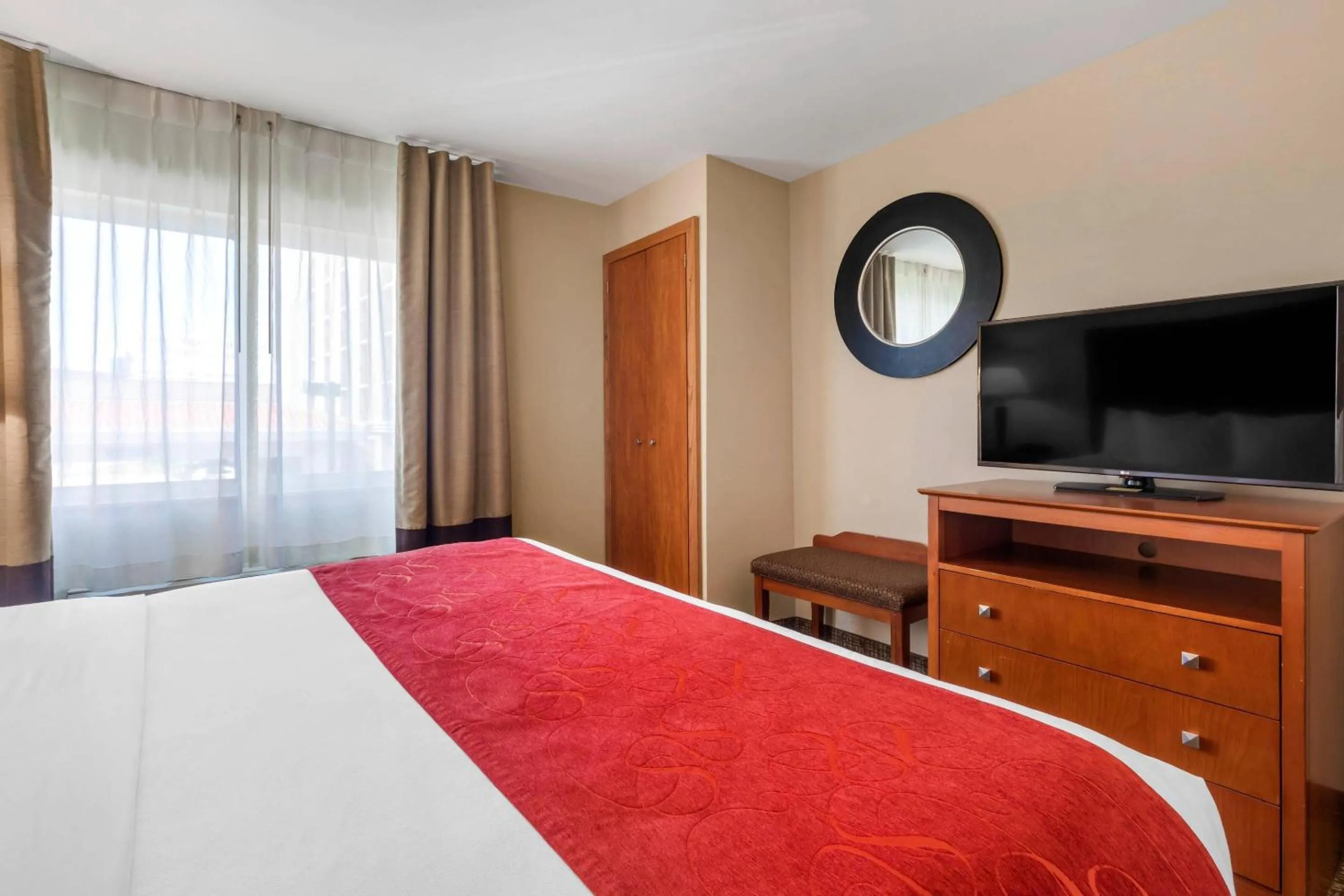 Bedroom, Bed in Comfort Suites North Dallas