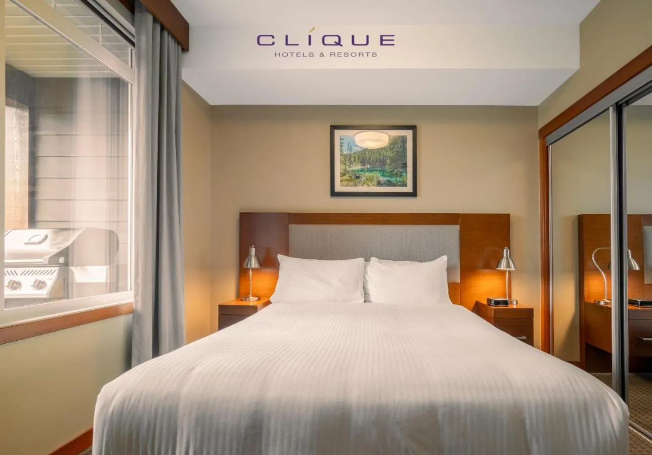 Bed in Falcon Crest Lodge by CLIQUE