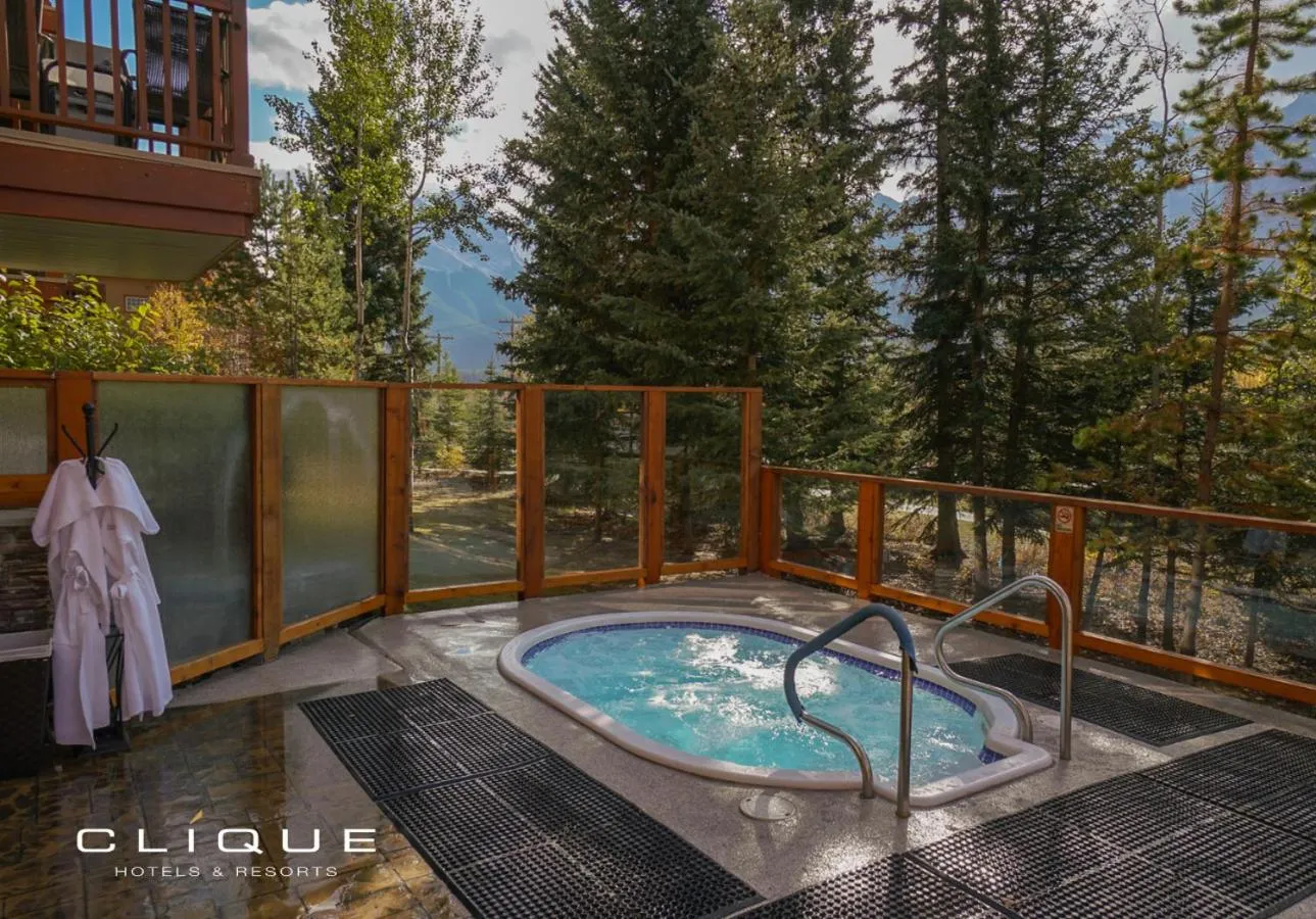 Hot Tub in Falcon Crest Lodge by CLIQUE