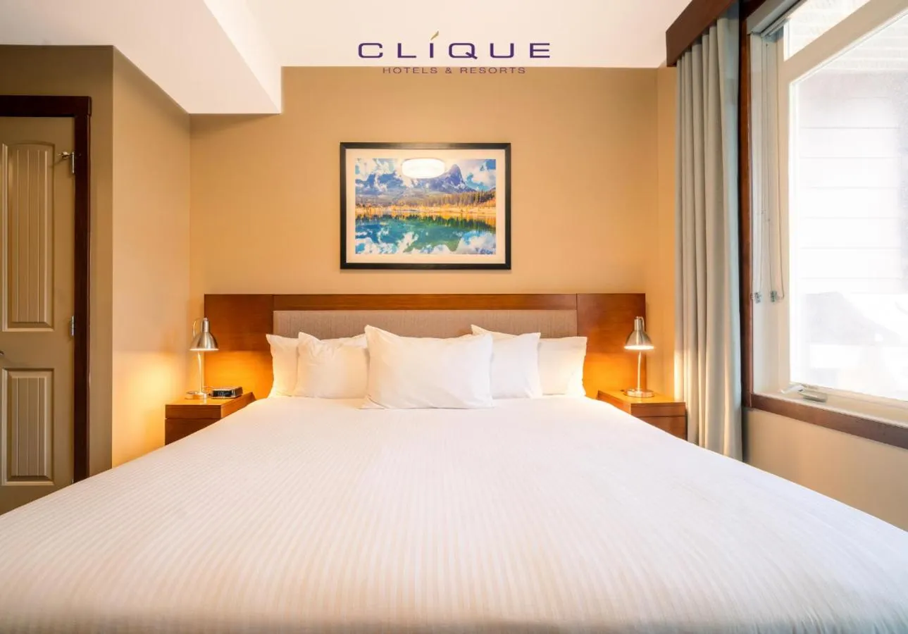 Photo of the whole room, Bed in Falcon Crest Lodge by CLIQUE