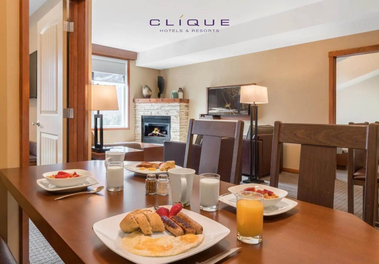 Dining area in Falcon Crest Lodge by CLIQUE