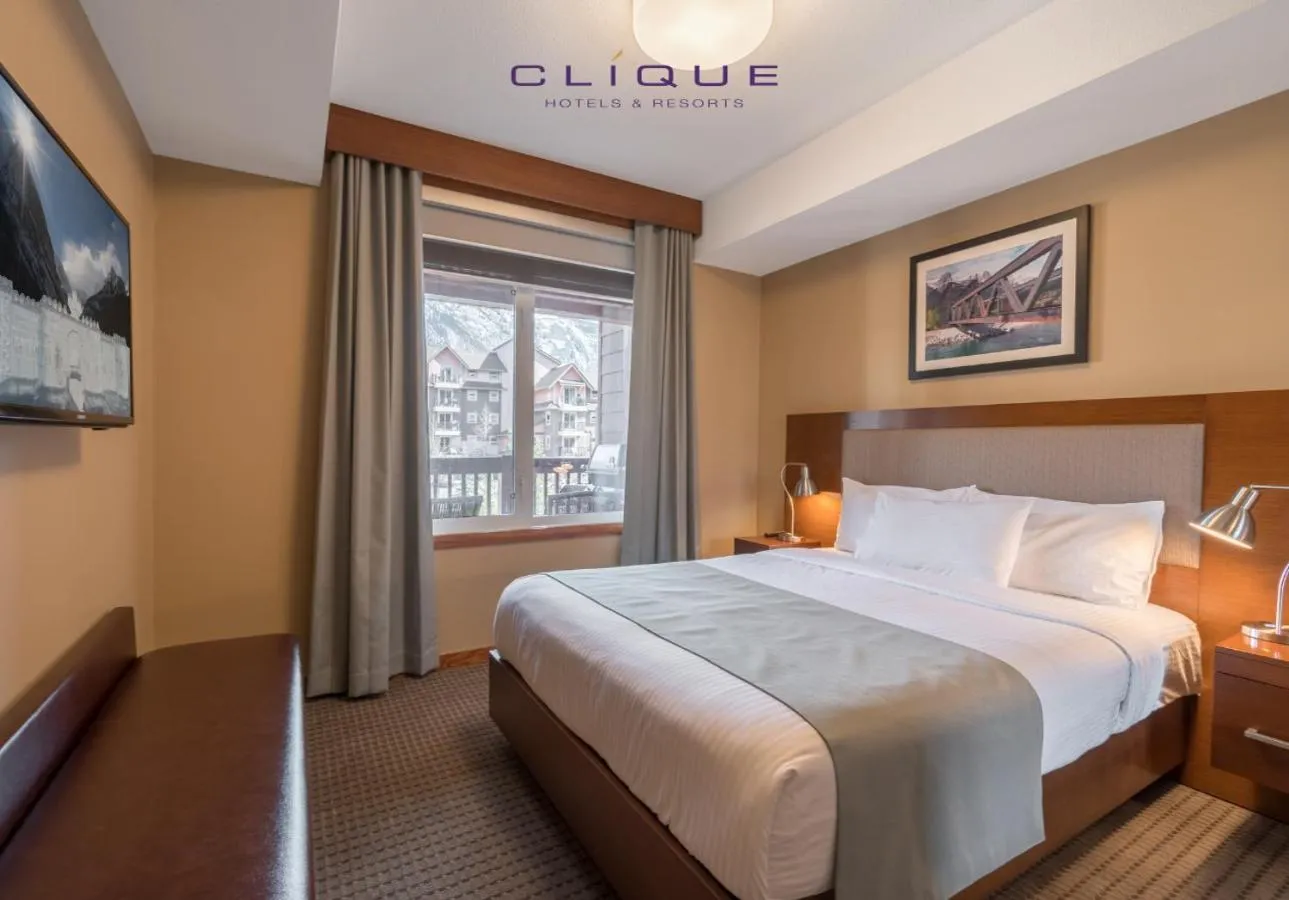 Bed in Falcon Crest Lodge by CLIQUE