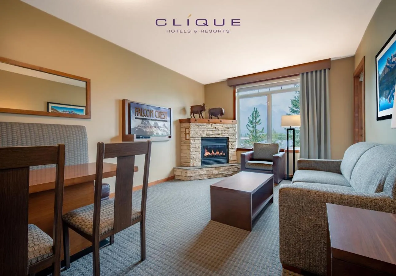 Living room in Falcon Crest Lodge by CLIQUE