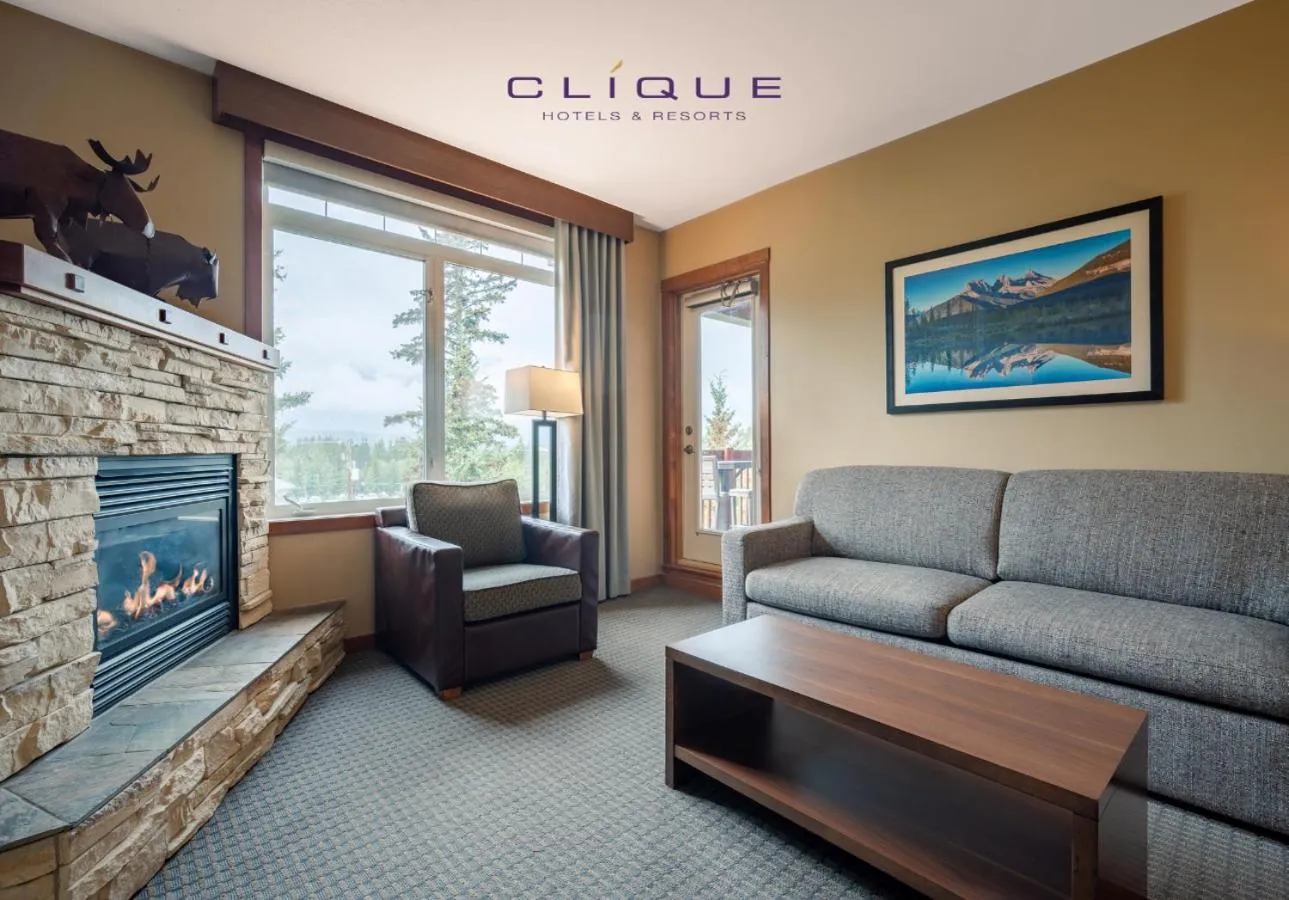 Living room in Falcon Crest Lodge by CLIQUE