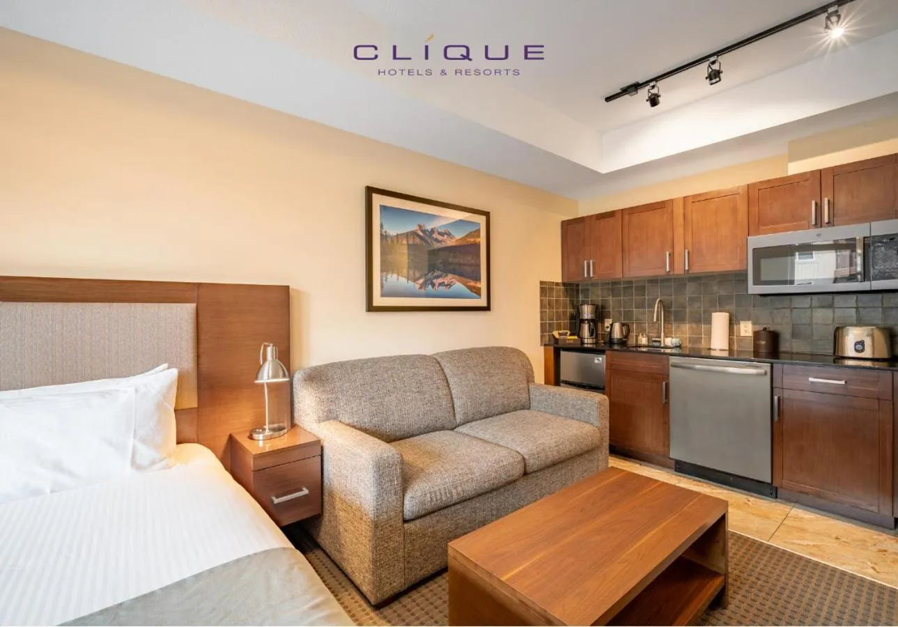 Photo of the whole room in Falcon Crest Lodge by CLIQUE