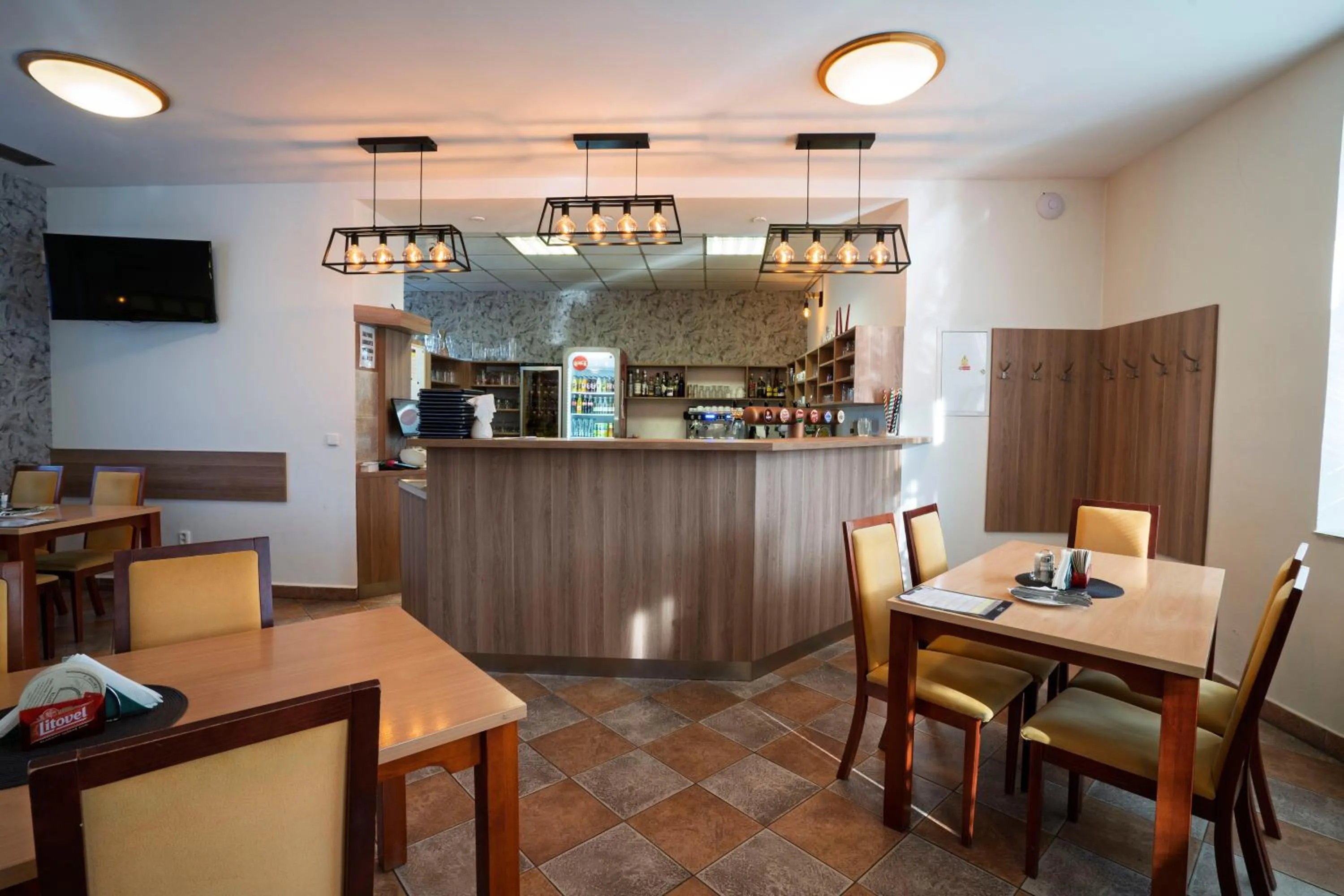 Restaurant/places to eat in Hotel Senimo