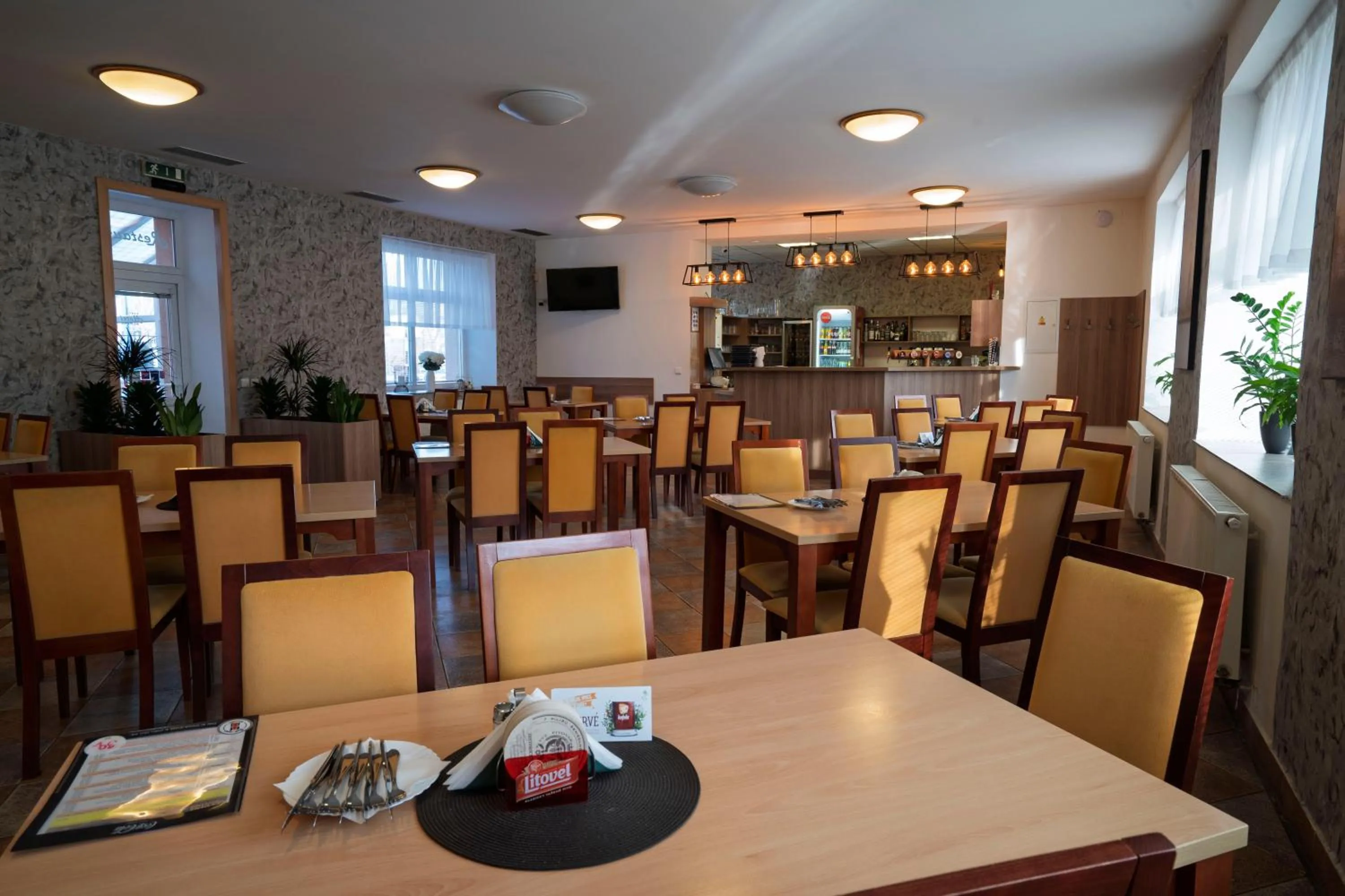 Restaurant/places to eat in Hotel Senimo