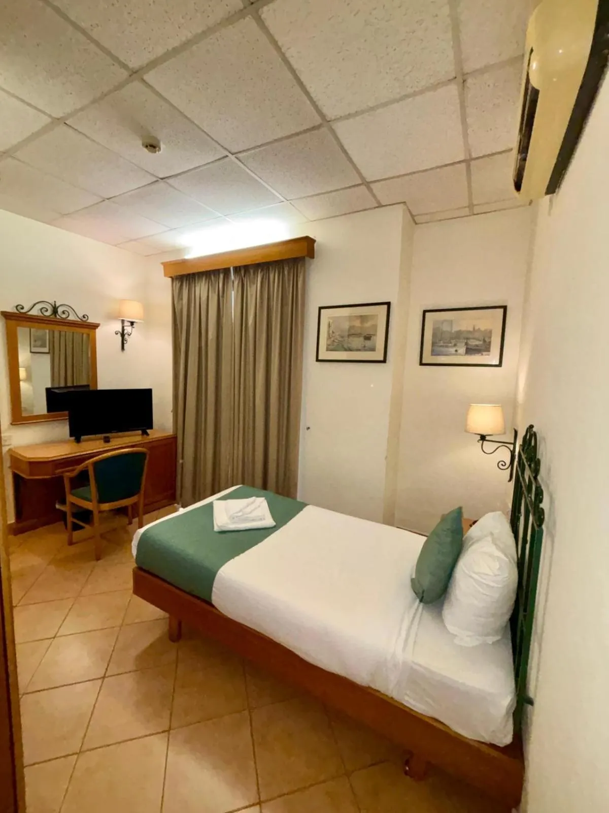 Bed in Hotel Kennedy Nova