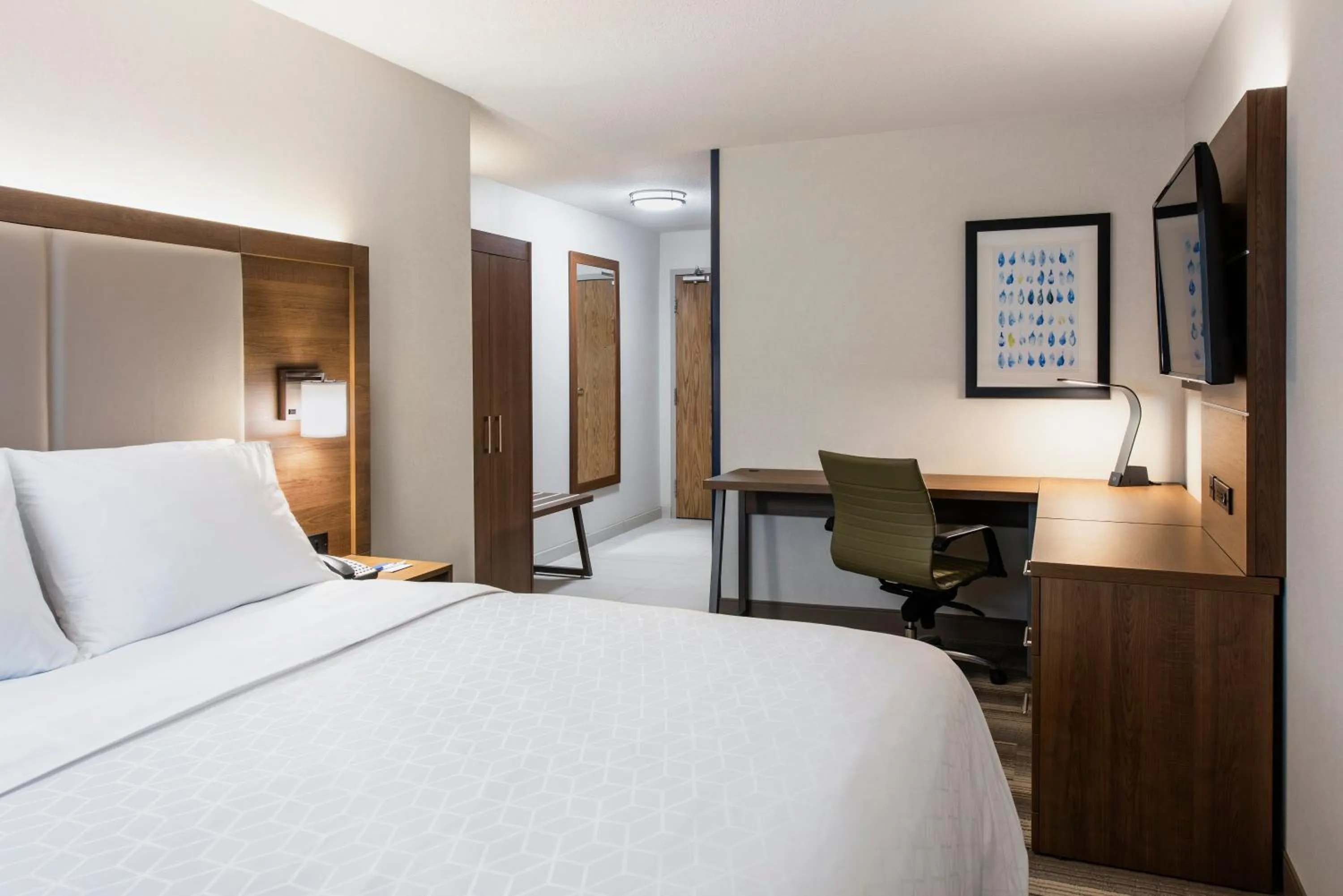 Photo of the whole room, Bed in Holiday Inn Express Hotel & Suites Saskatoon by IHG