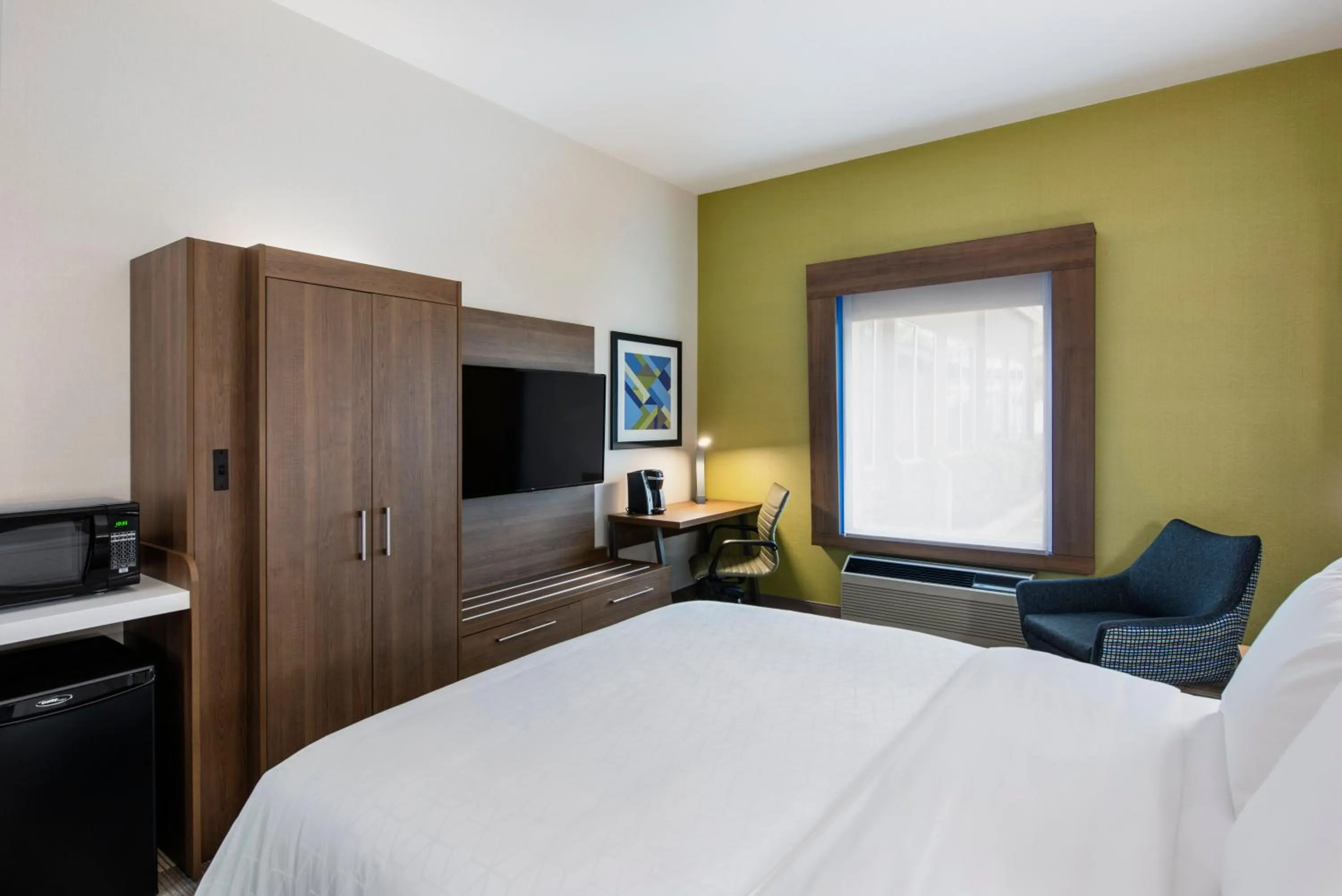 Photo of the whole room, Bed in Holiday Inn Express Hotel & Suites Saskatoon by IHG
