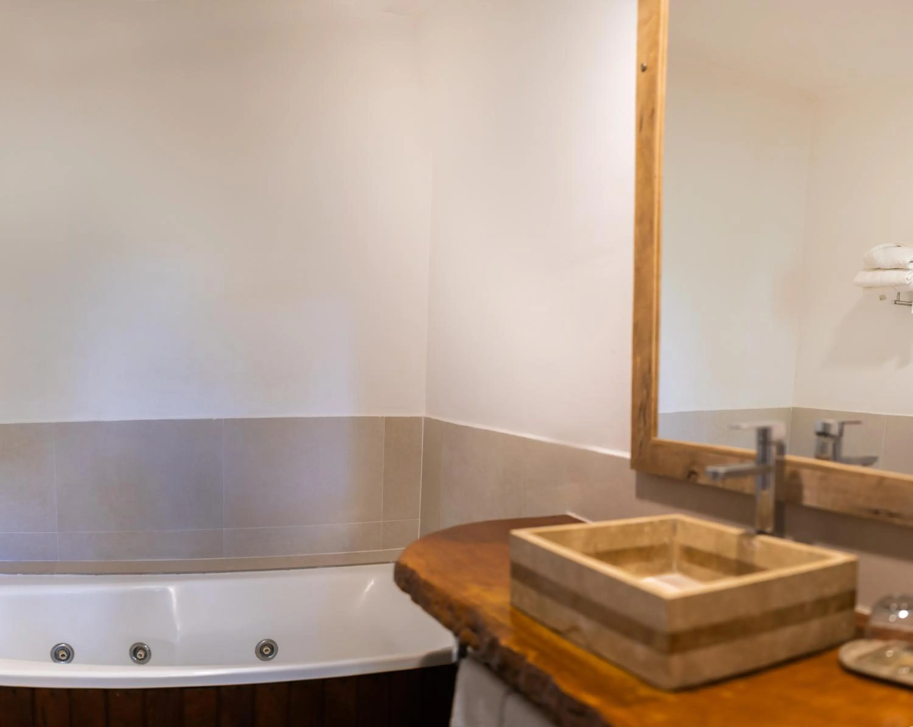 Hot Tub in La Aldea De La Selva Lodge