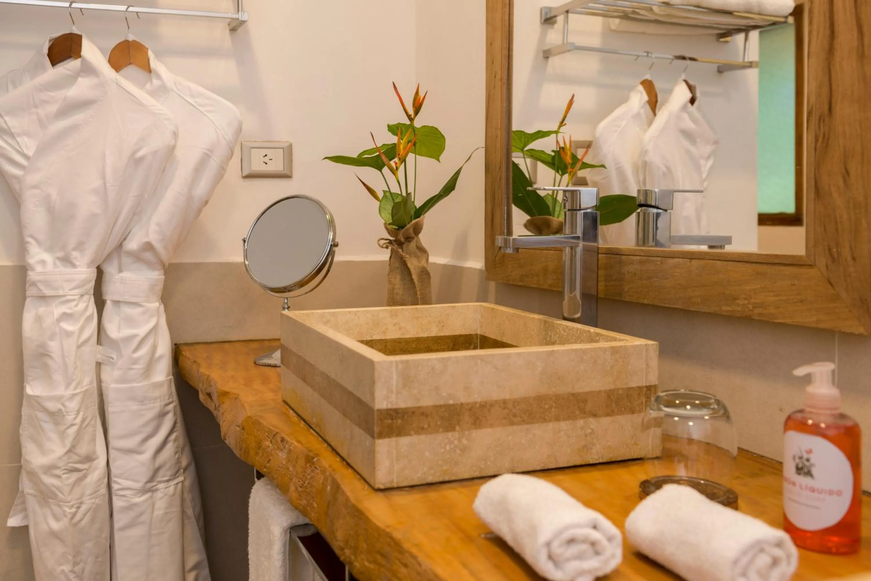 Bathroom in La Aldea De La Selva Lodge