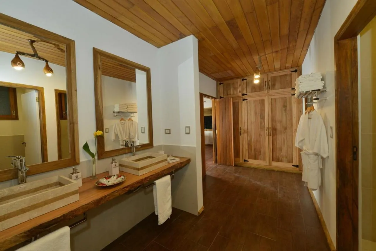 Bathroom in La Aldea De La Selva Lodge