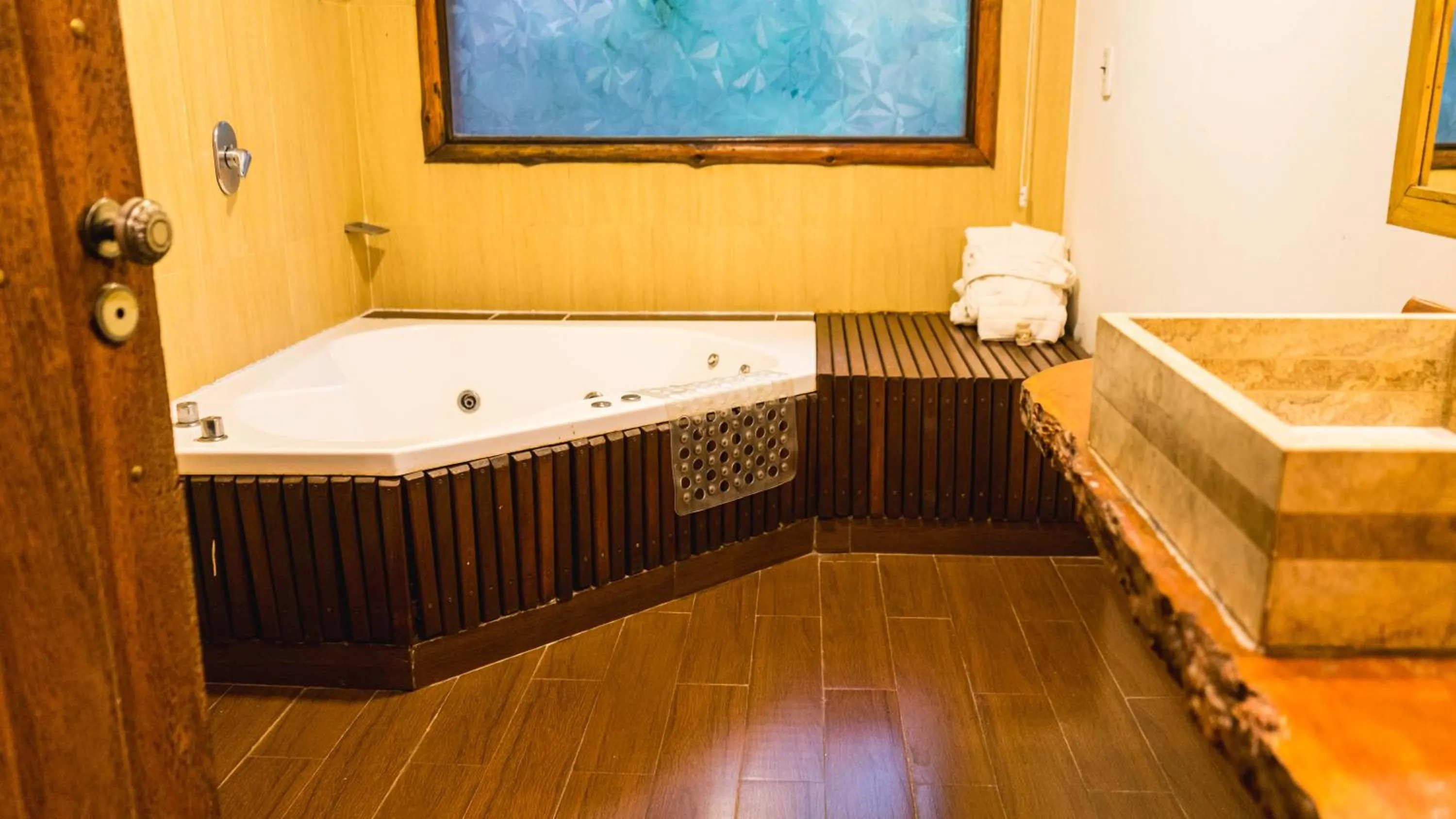 Hot Tub in La Aldea De La Selva Lodge