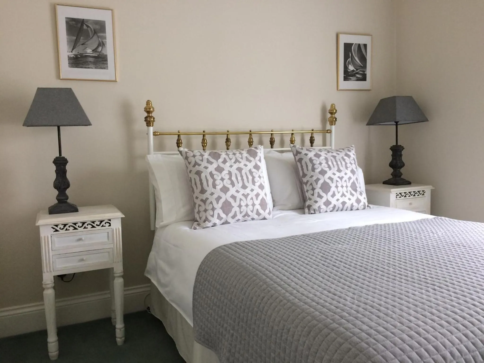 Photo of the whole room in Little Manor