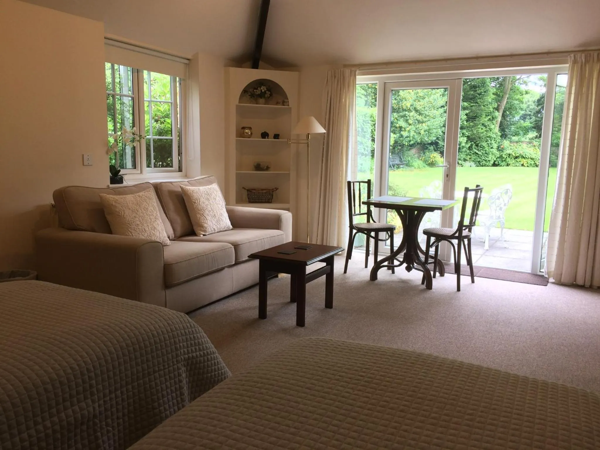 Photo of the whole room in Little Manor