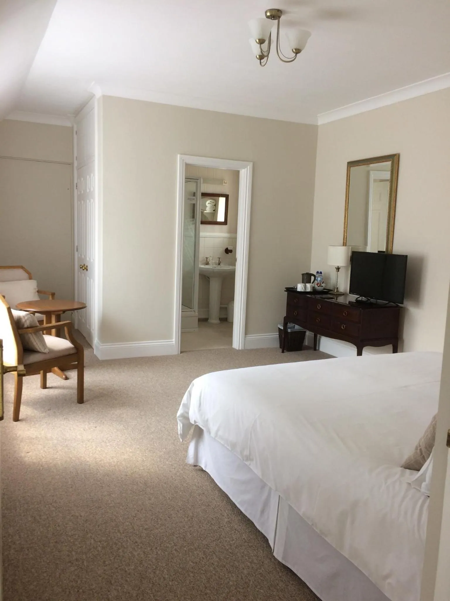 Photo of the whole room in Little Manor