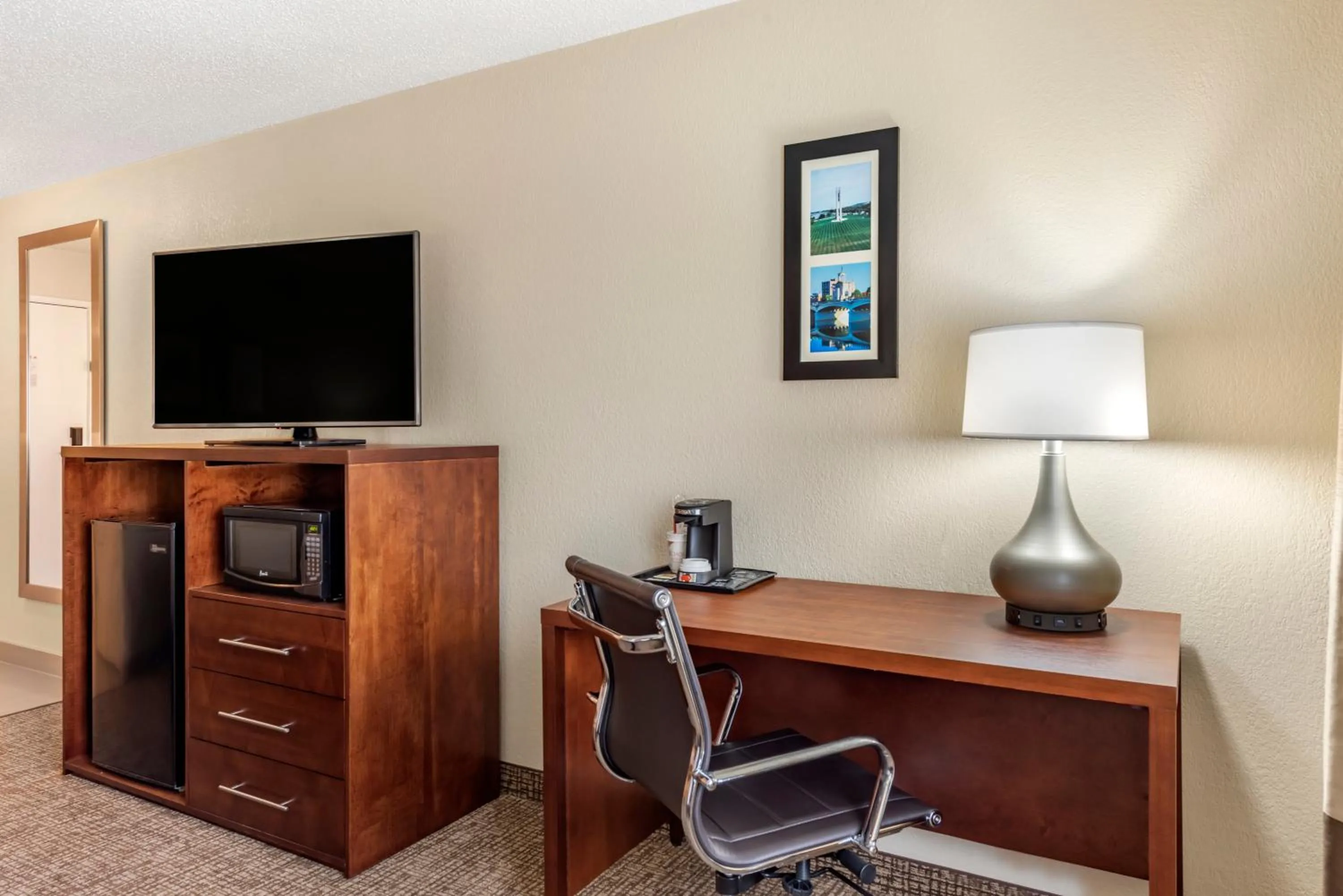 TV and multimedia in Comfort Inn & Suites Middletown - Franklin