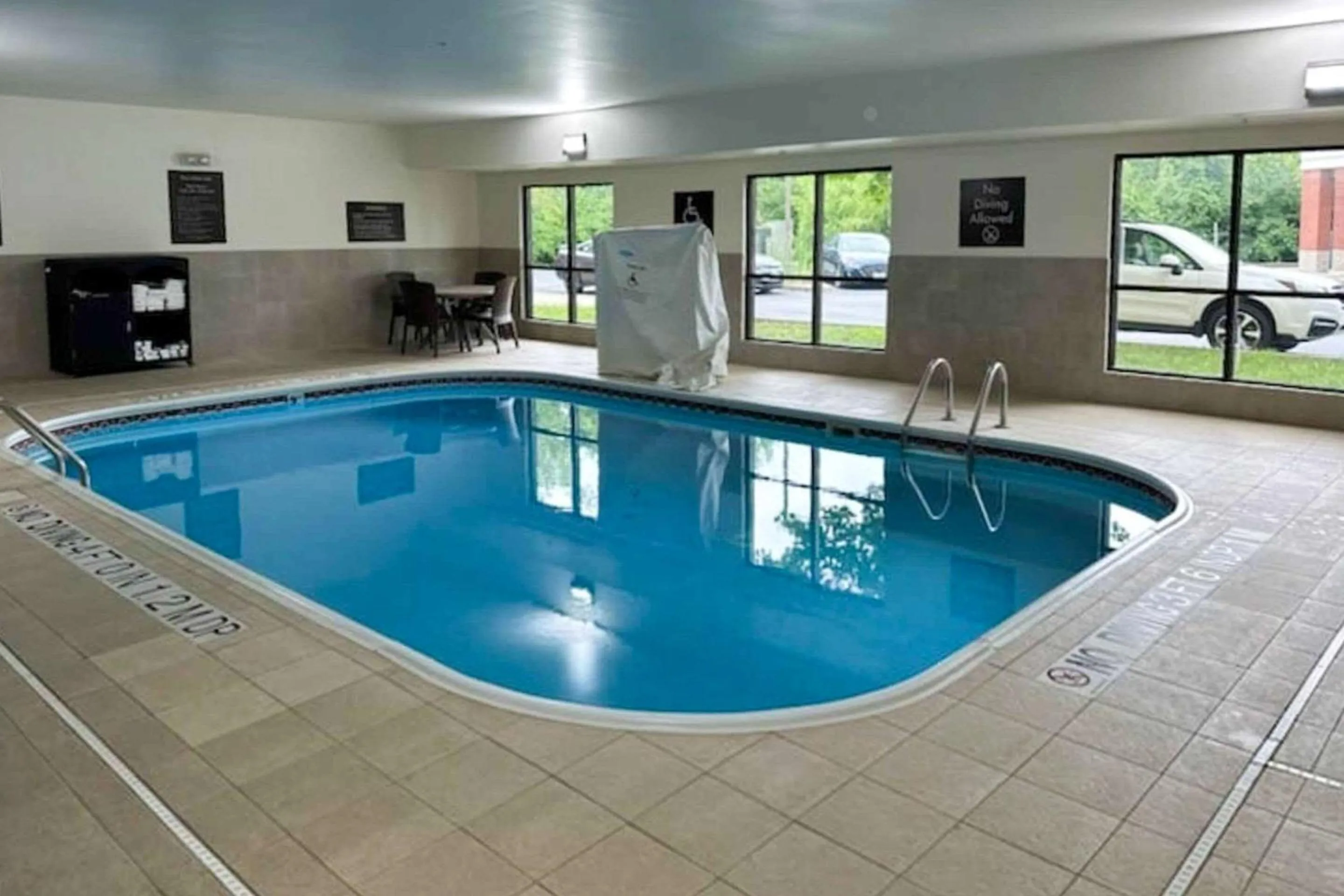 Swimming pool in Comfort Inn & Suites Middletown - Franklin