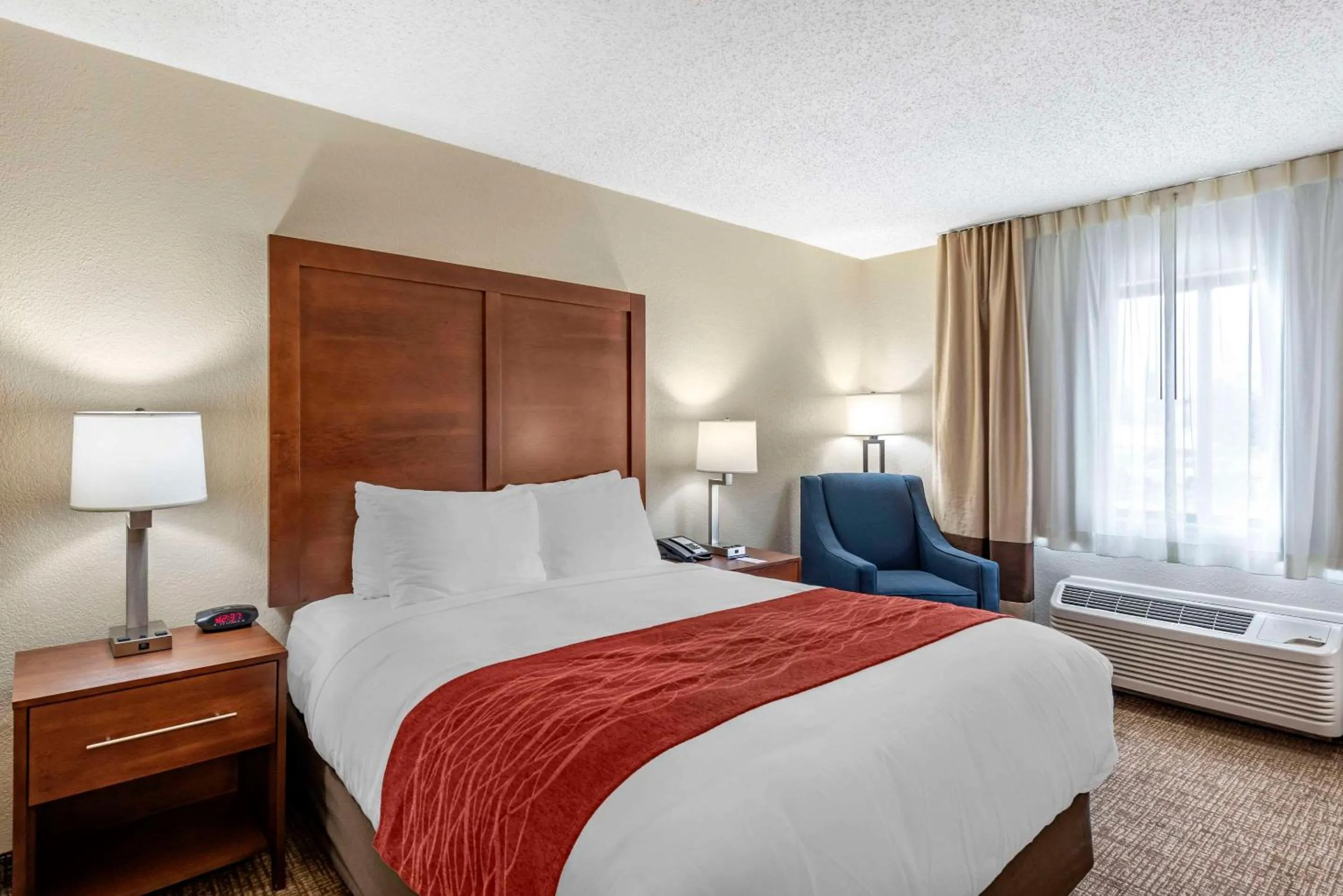 Bedroom, Bed in Comfort Inn & Suites Middletown - Franklin