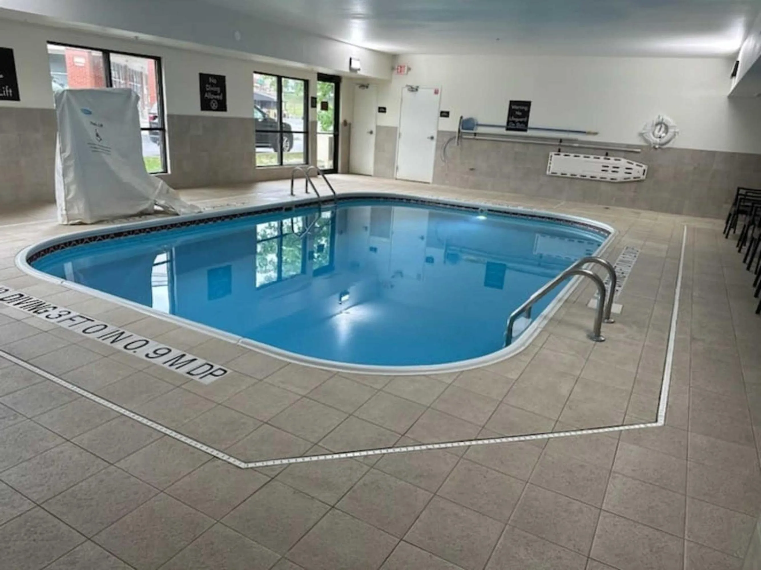 Swimming pool in Comfort Inn & Suites Middletown - Franklin
