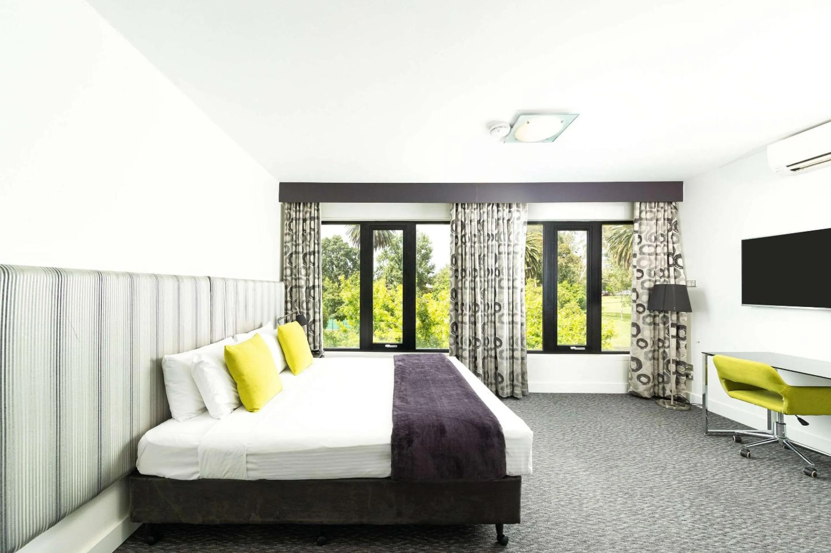 Photo of the whole room, Bed in Comfort Hotel East Melbourne