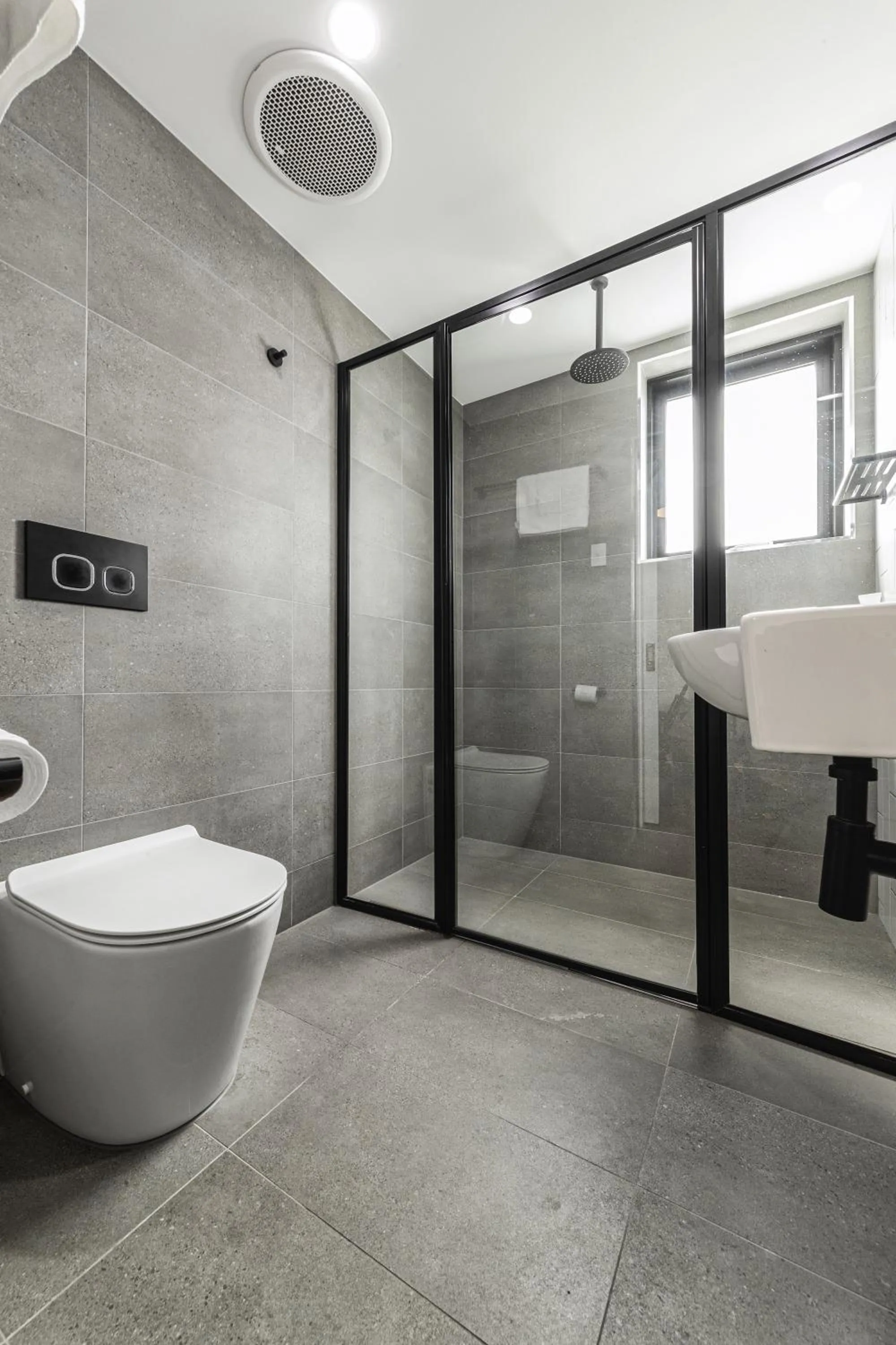 Bathroom in Comfort Hotel East Melbourne