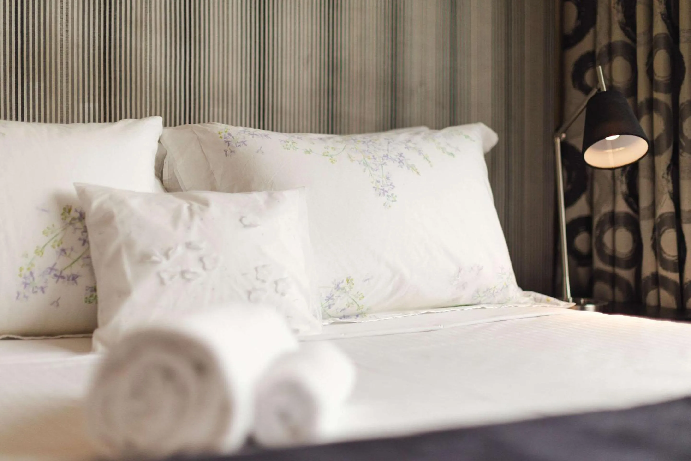 Bedroom, Bed in Comfort Hotel East Melbourne