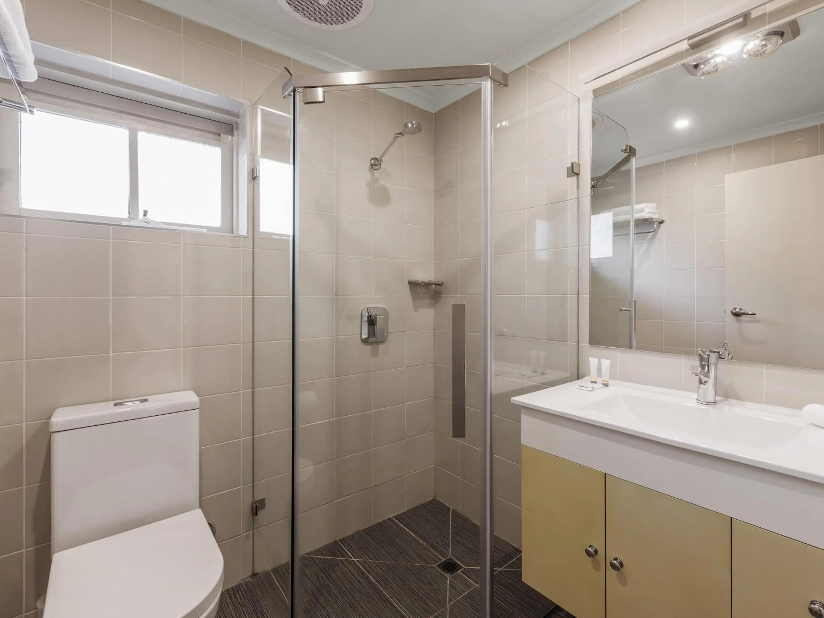 Bedroom in Quality Hotel Melbourne Airport