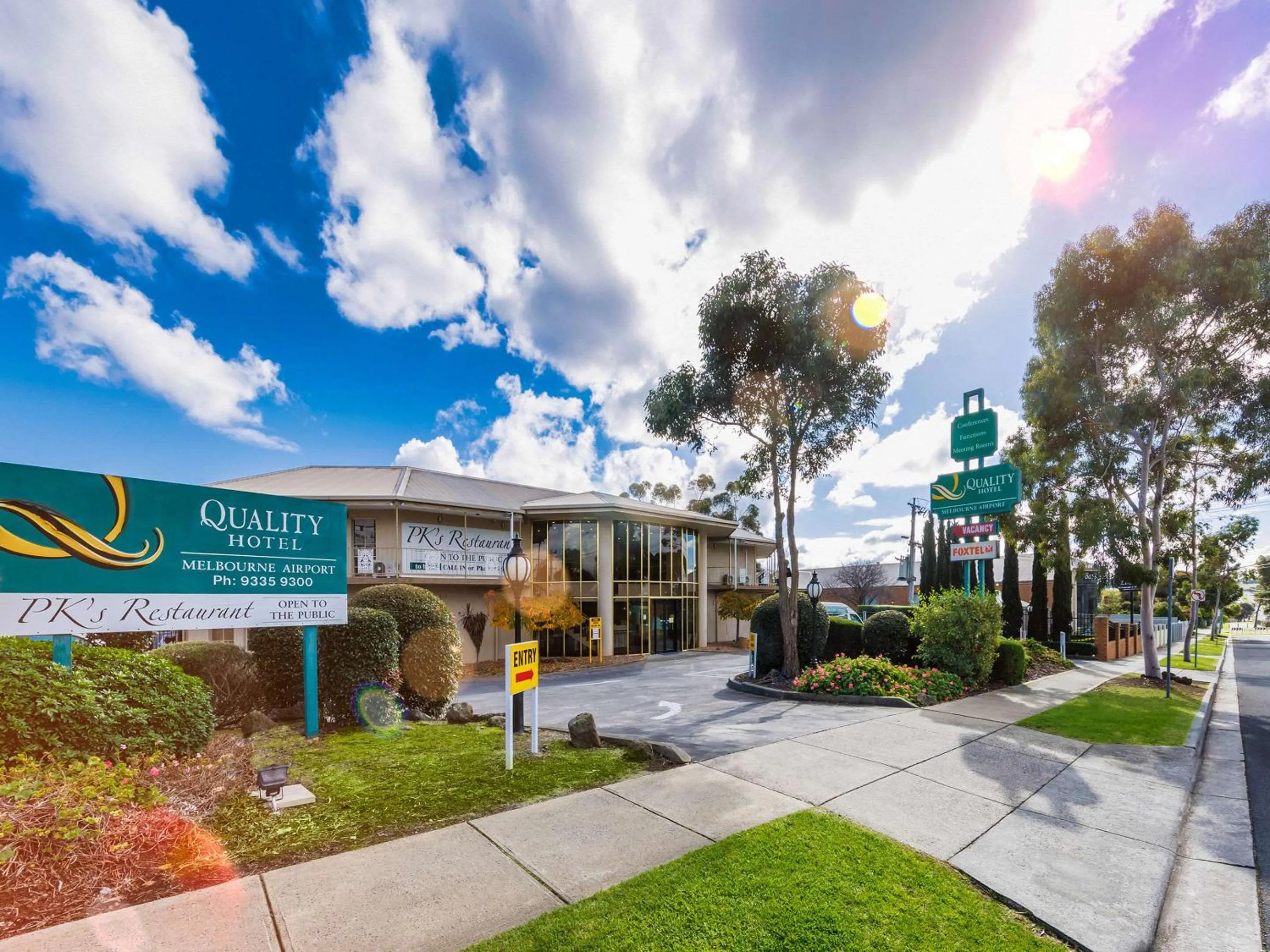 Property building in Quality Hotel Melbourne Airport