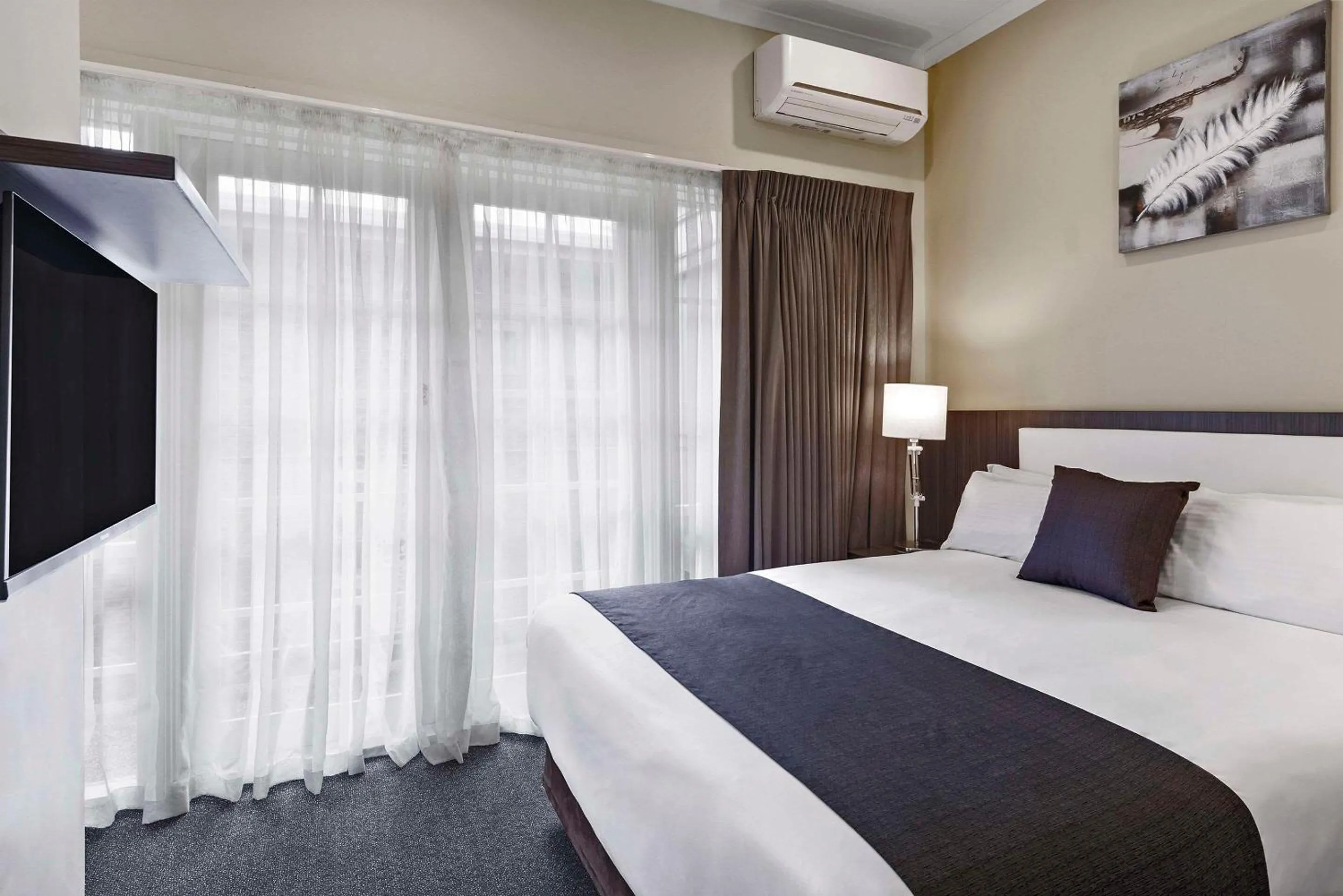 Bedroom, Bed in Quality Hotel Melbourne Airport