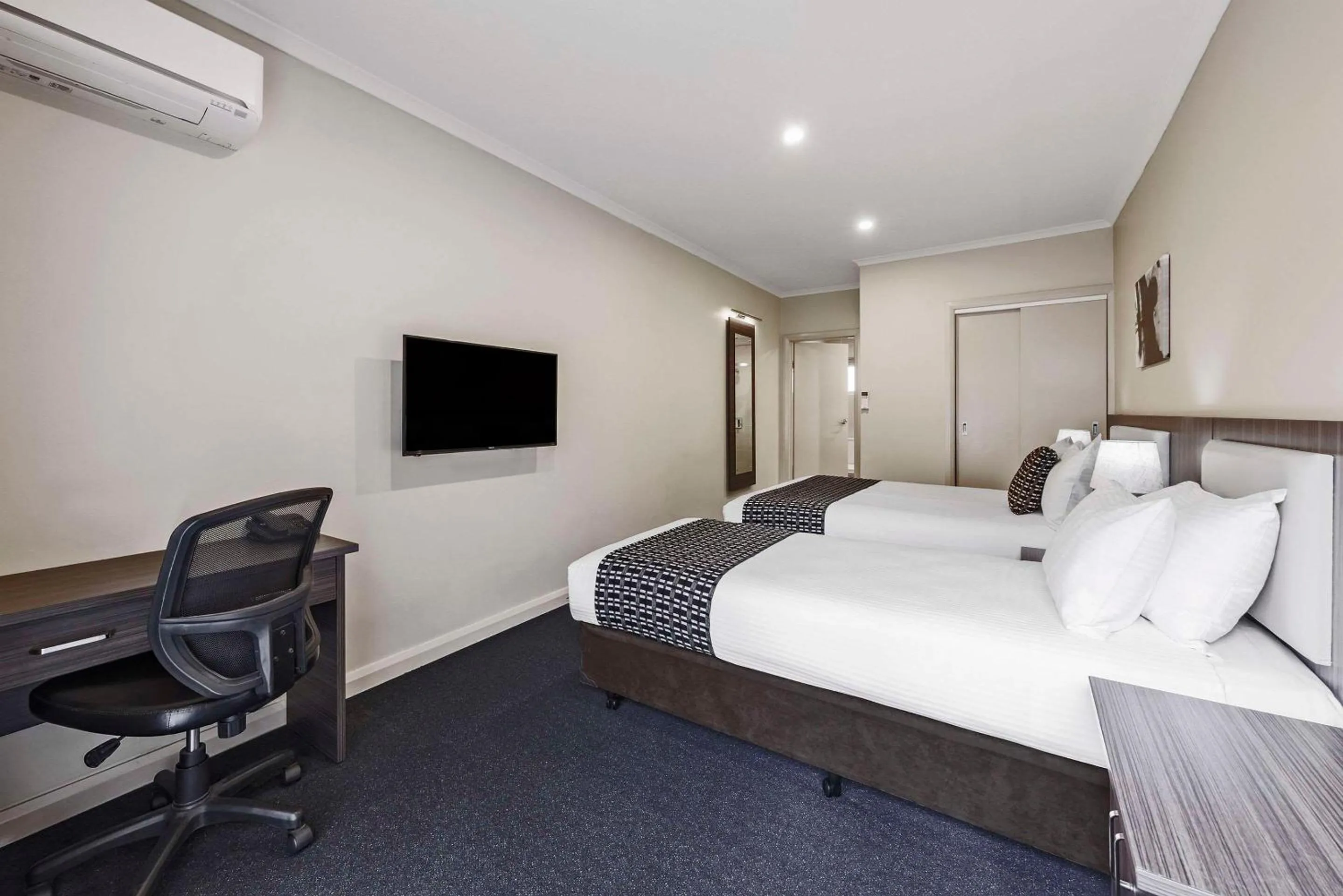Bedroom, Bed in Quality Hotel Melbourne Airport