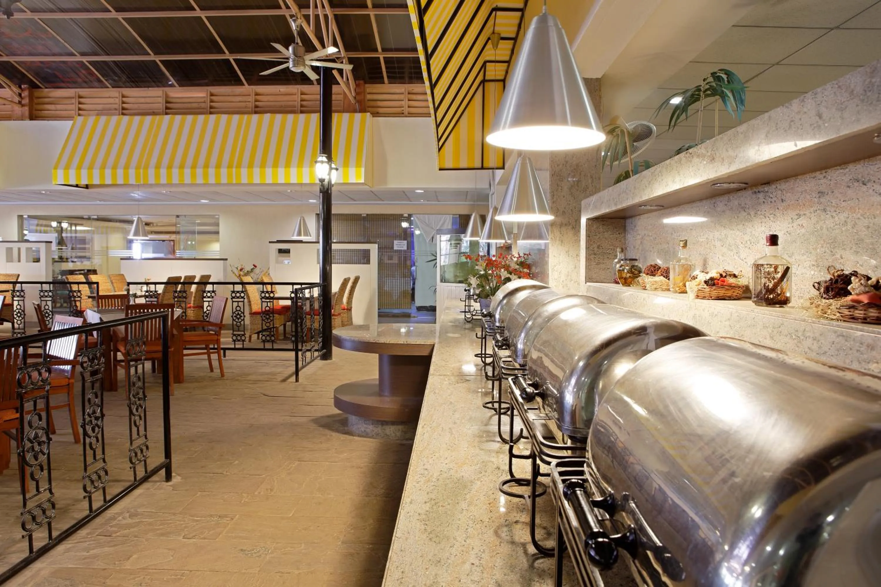 Restaurant/places to eat in Evoma