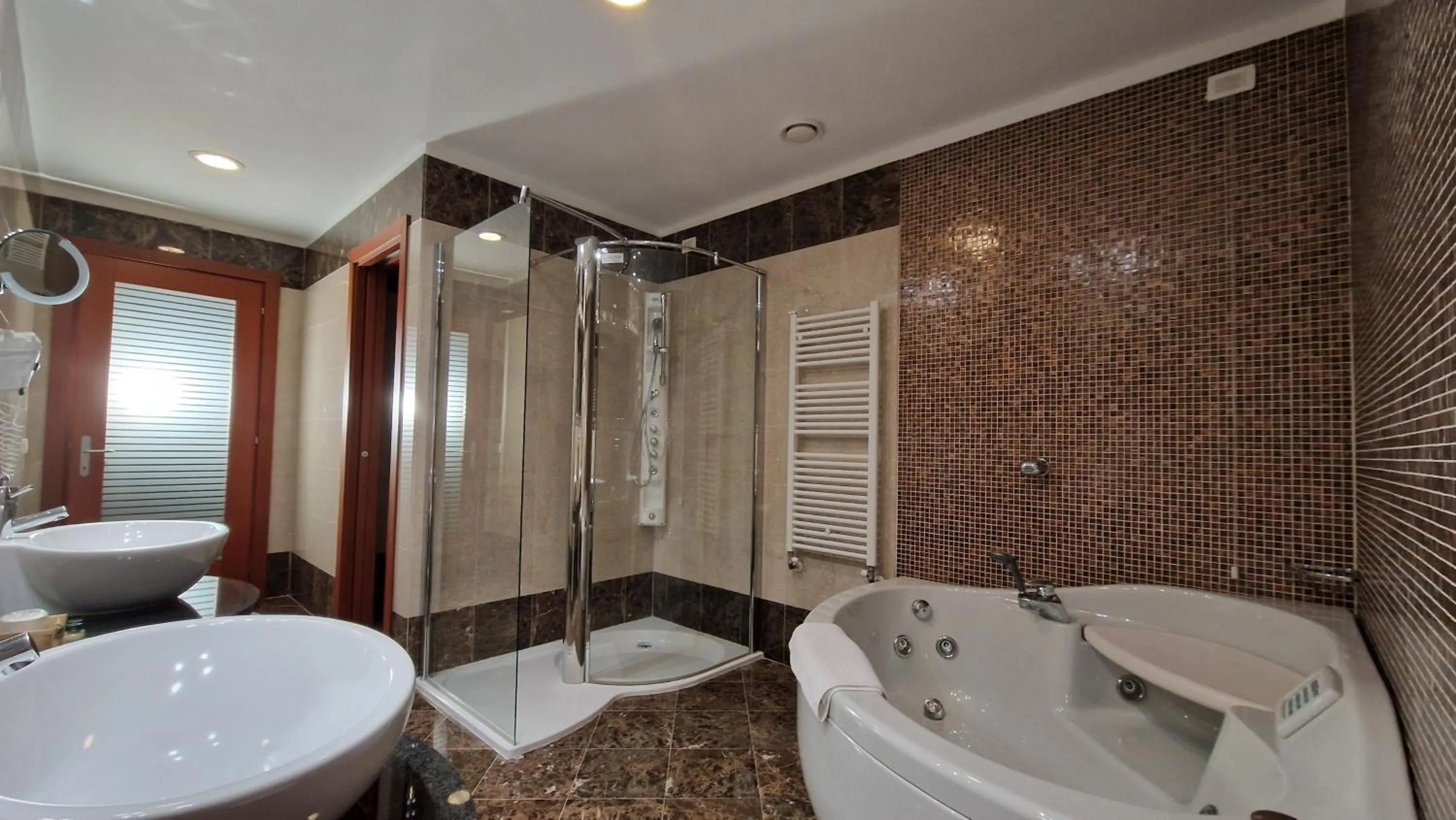 Shower in Bella Italia Palace Hotel
