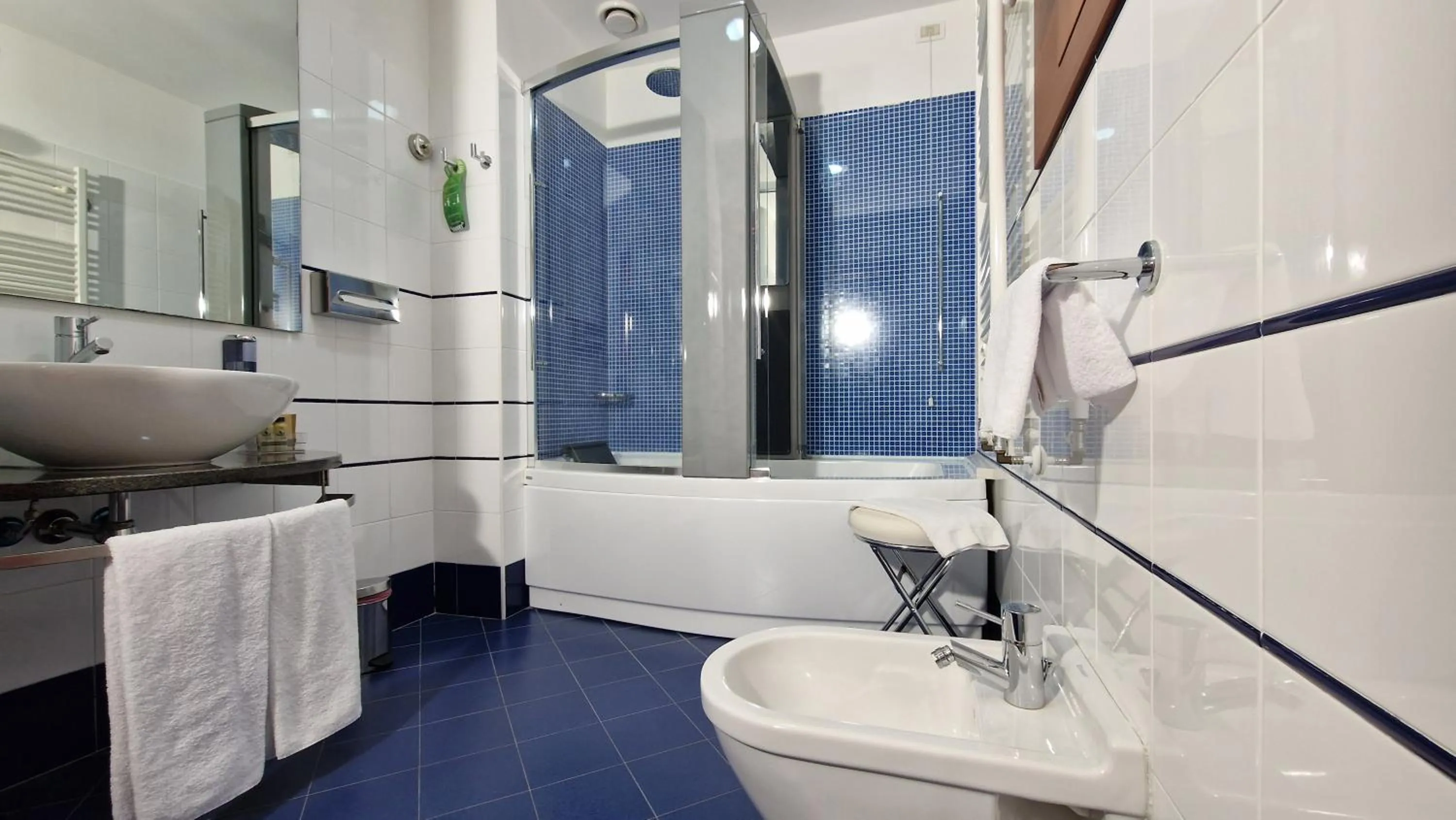 Shower in Bella Italia Palace Hotel