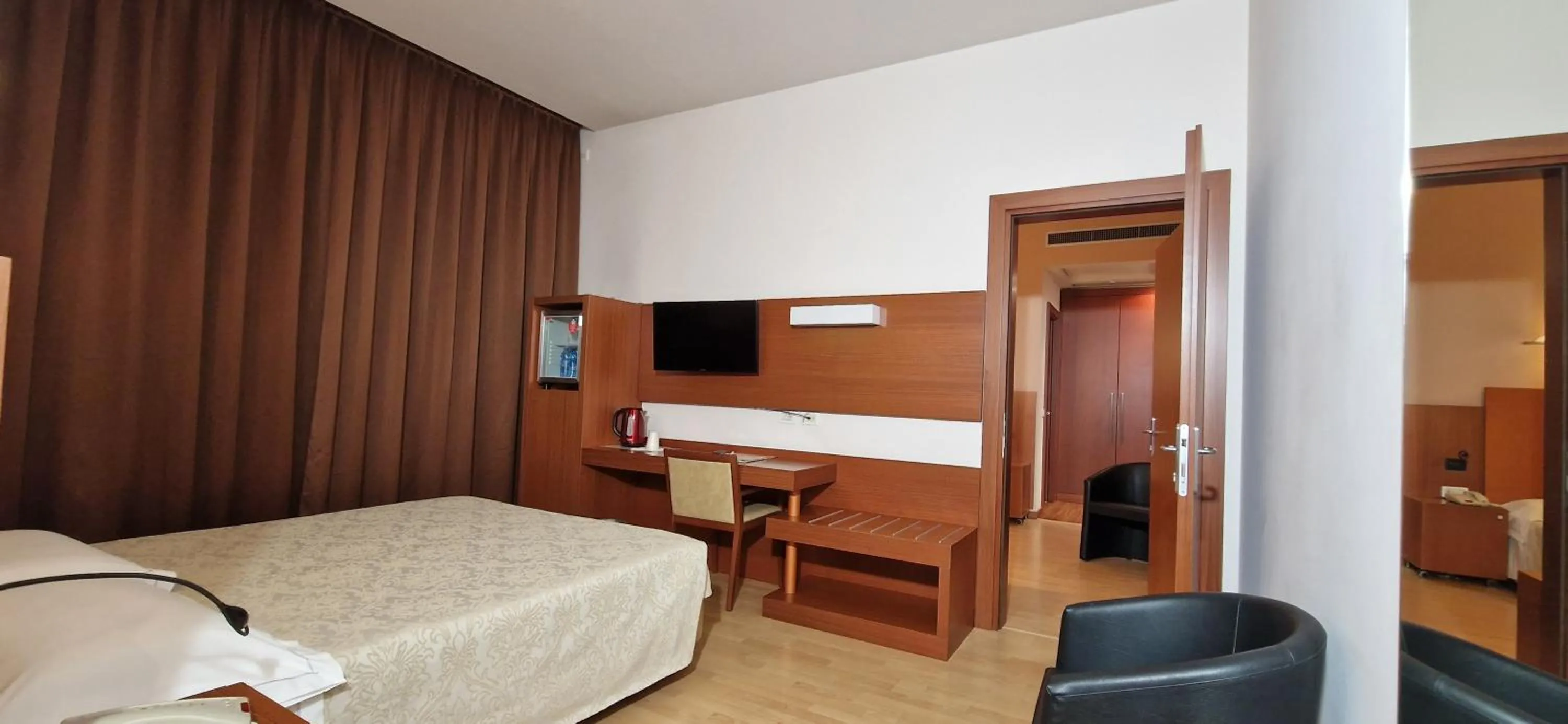 Bed in Bella Italia Palace Hotel