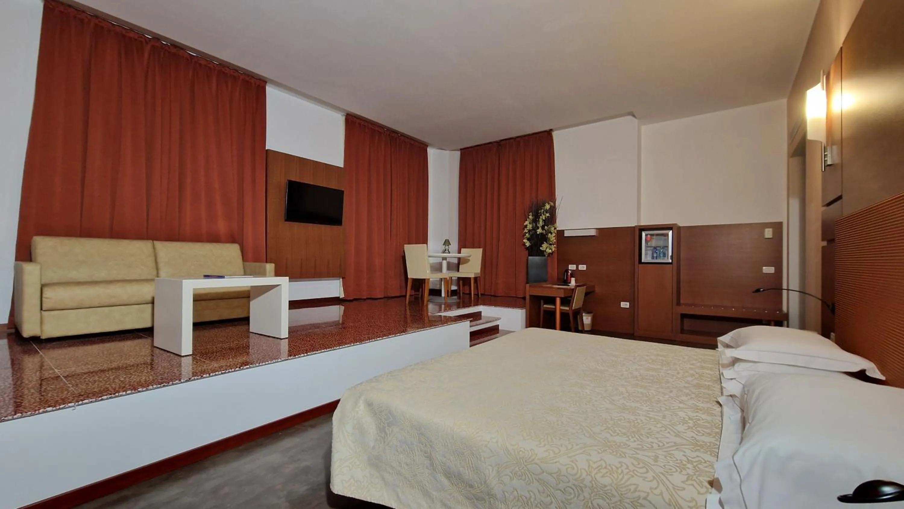 Bedroom, Bed in Bella Italia Palace Hotel