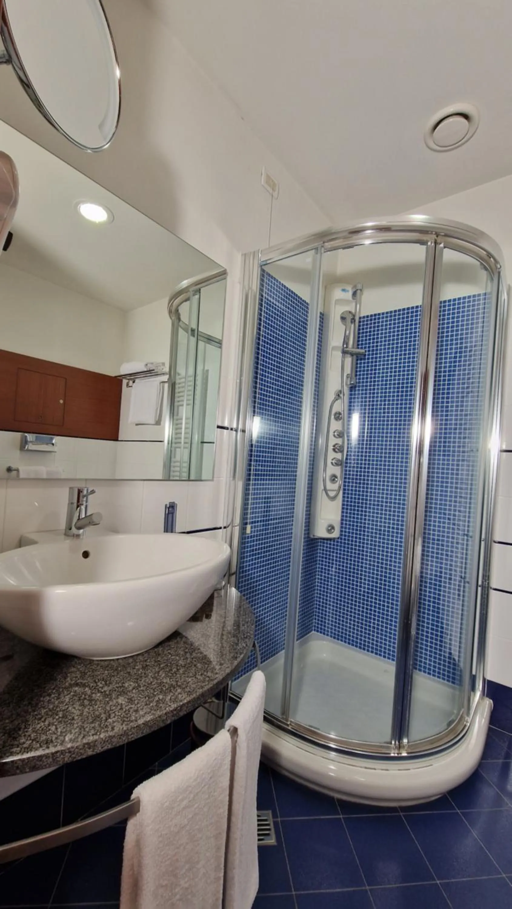 Shower in Bella Italia Palace Hotel