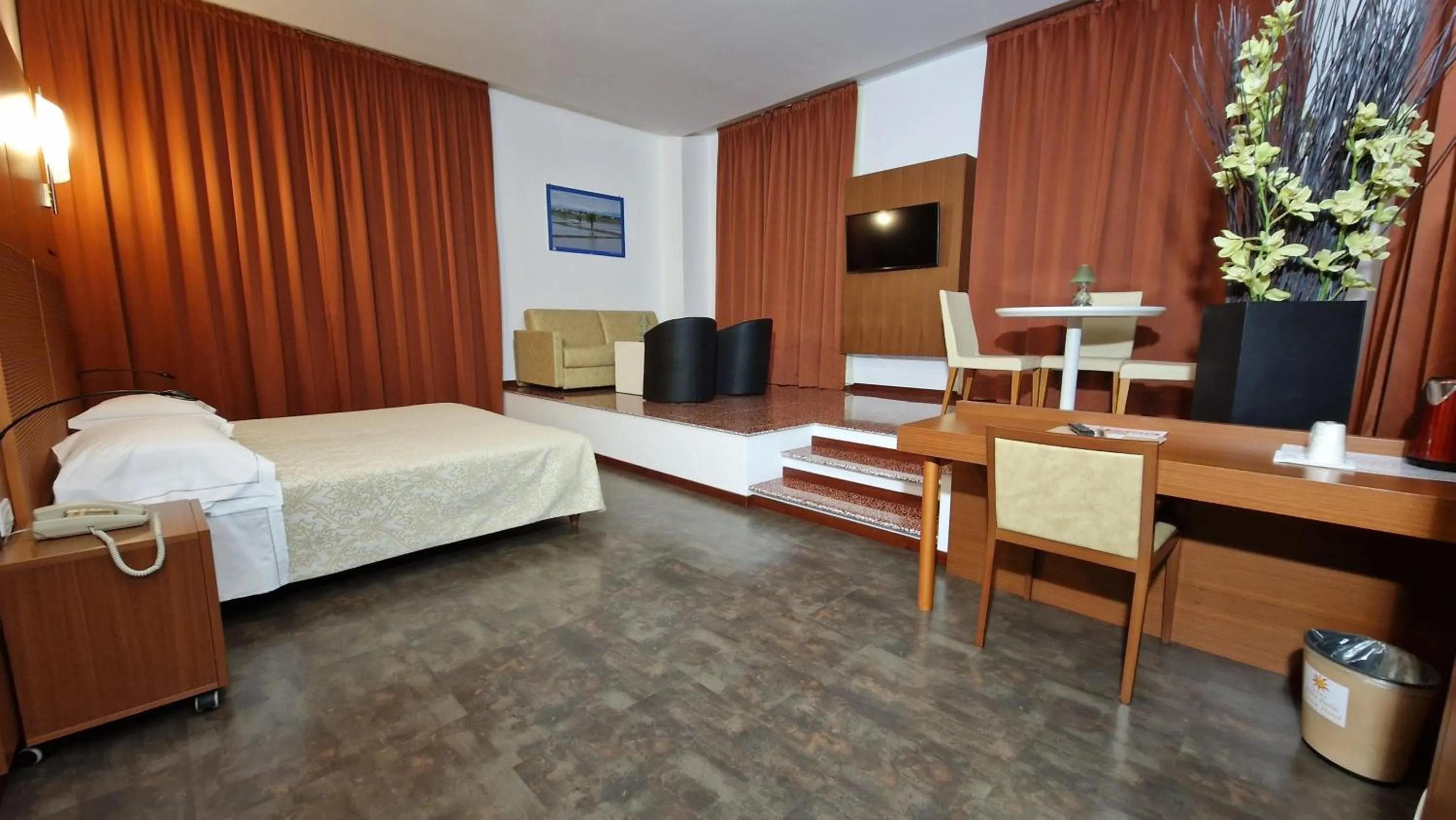 Living room, Bed in Bella Italia Palace Hotel