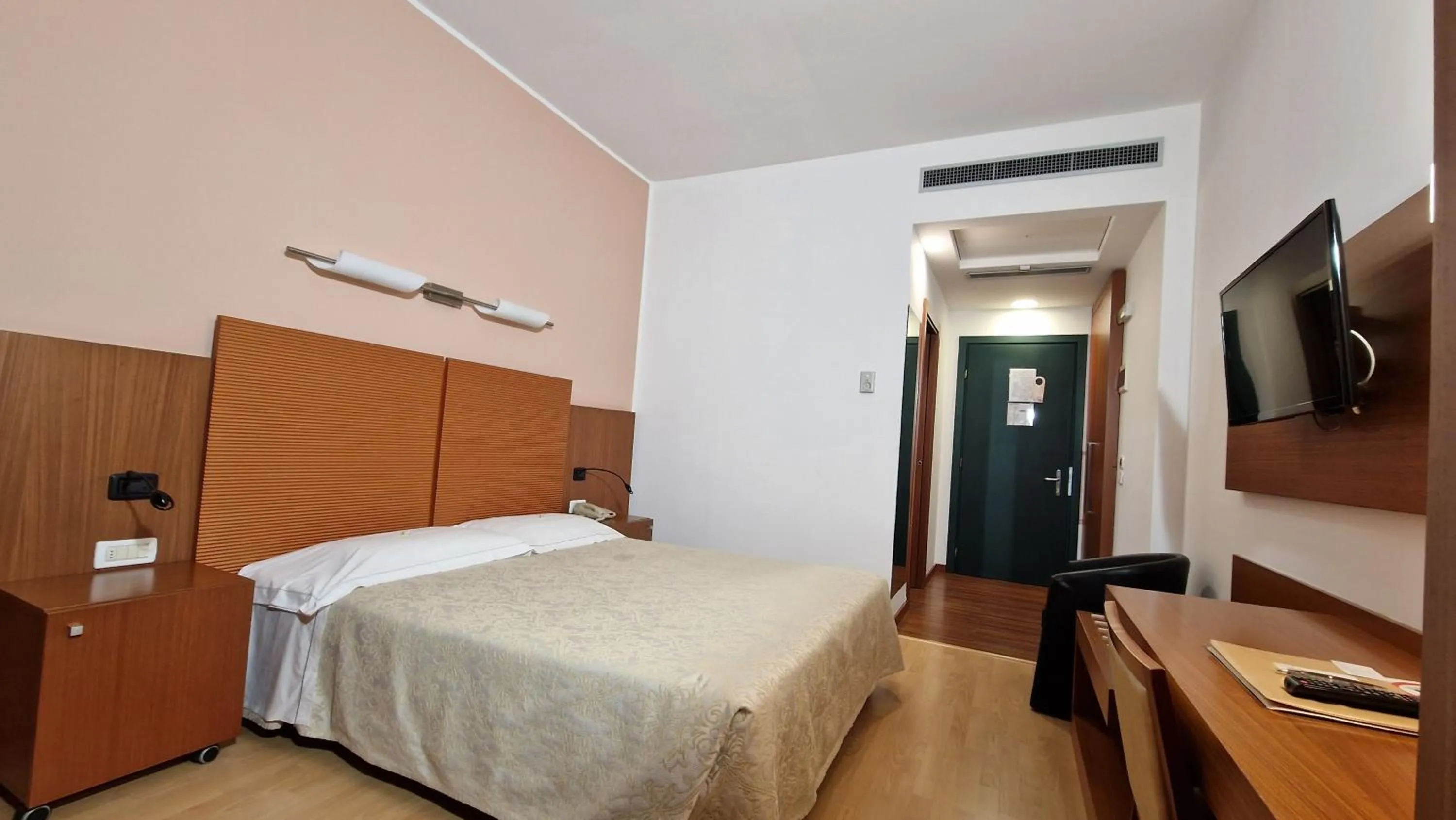 Bed in Bella Italia Palace Hotel