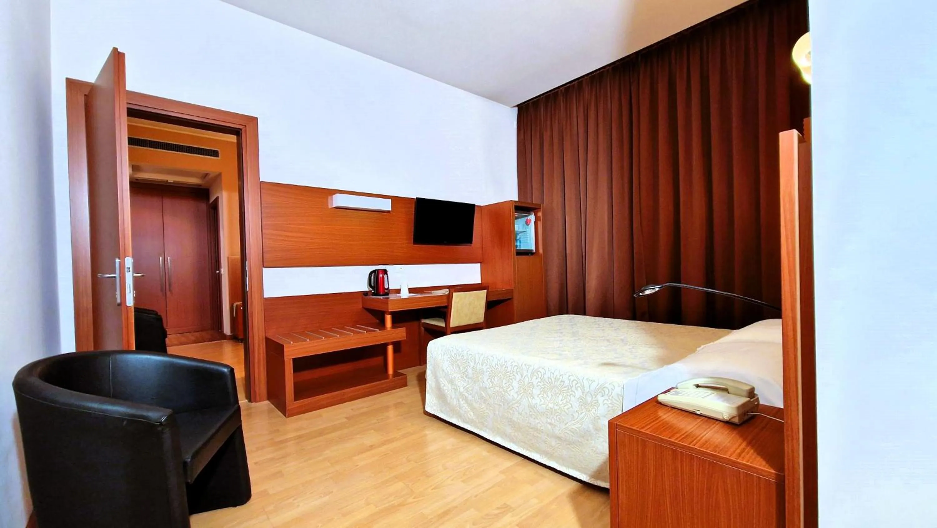 Bedroom, Bed in Bella Italia Palace Hotel