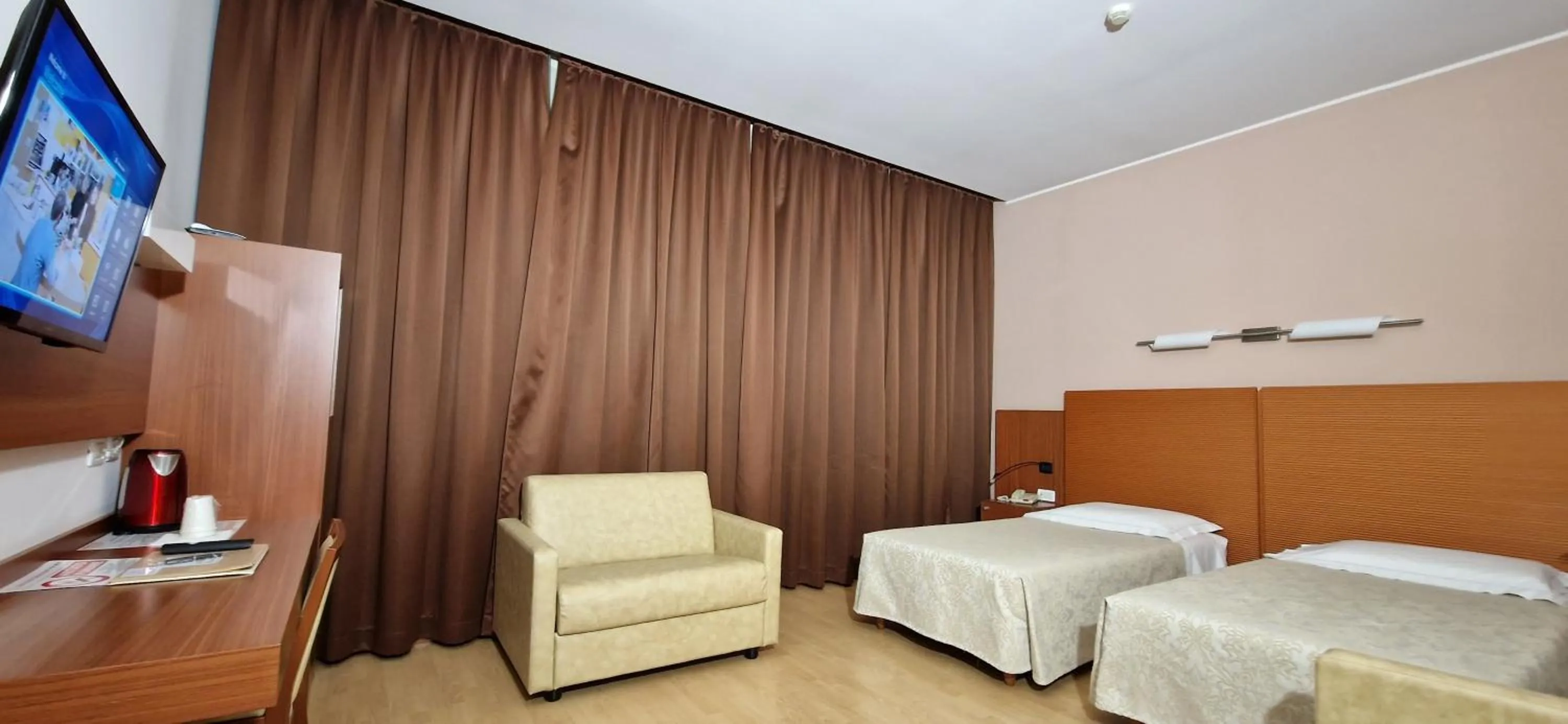 Bedroom, Bed in Bella Italia Palace Hotel