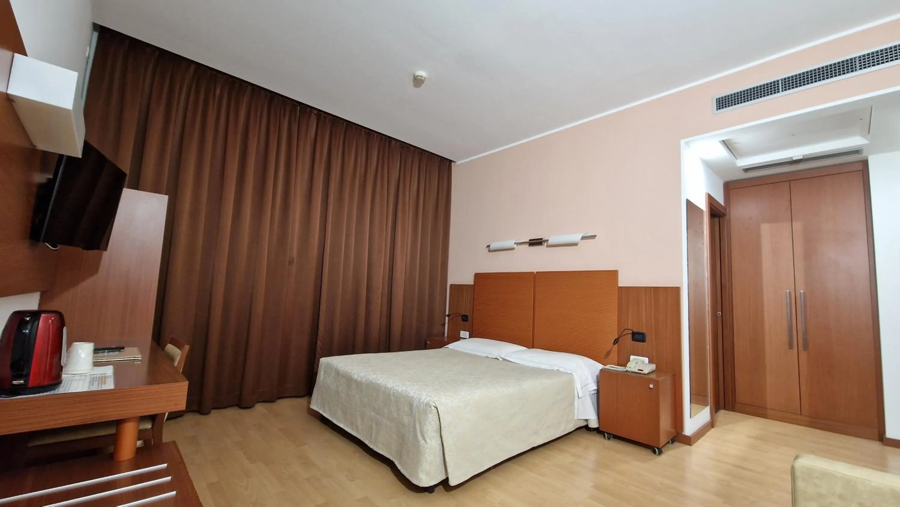 Bed in Bella Italia Palace Hotel