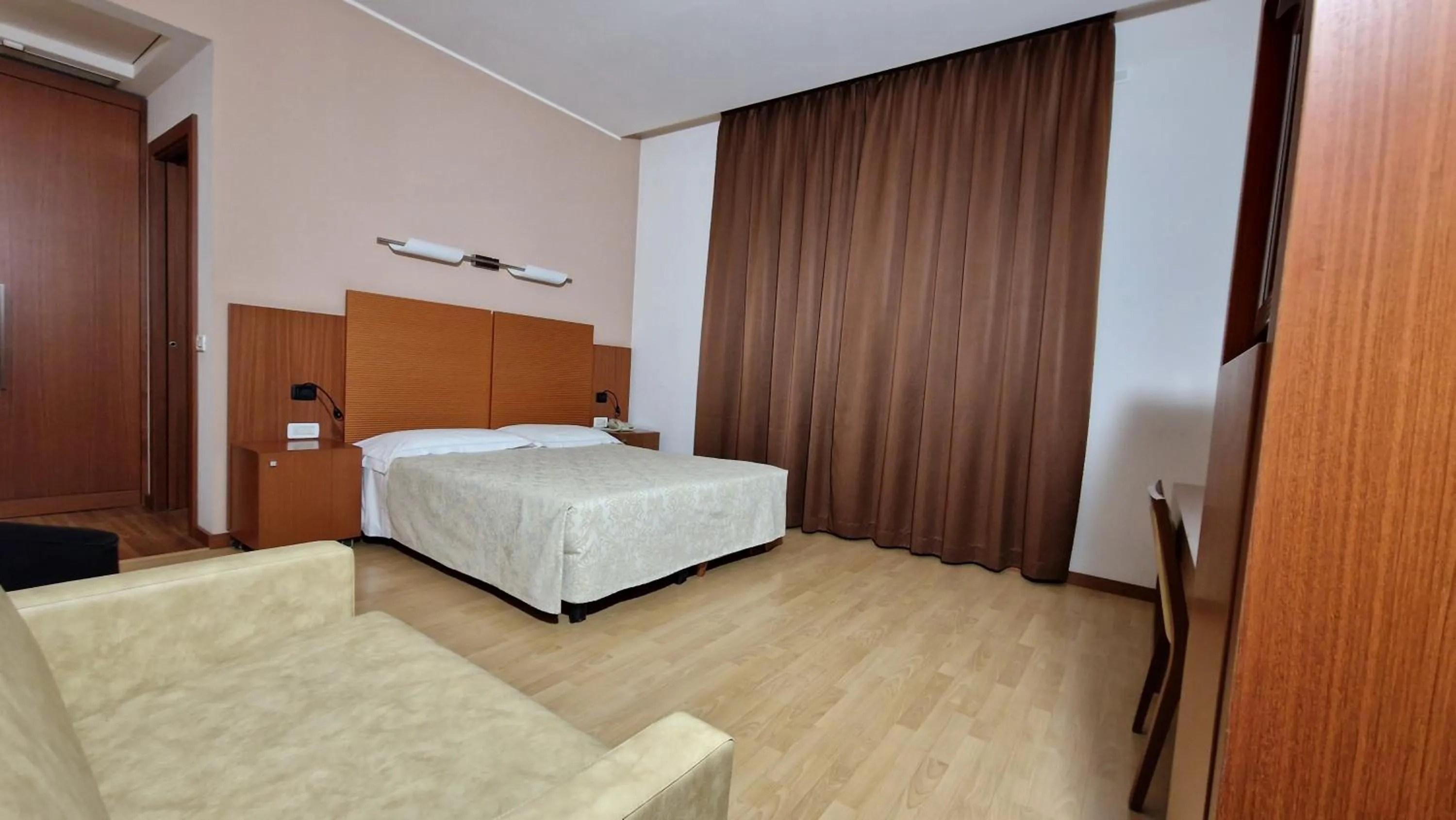 Bed in Bella Italia Palace Hotel