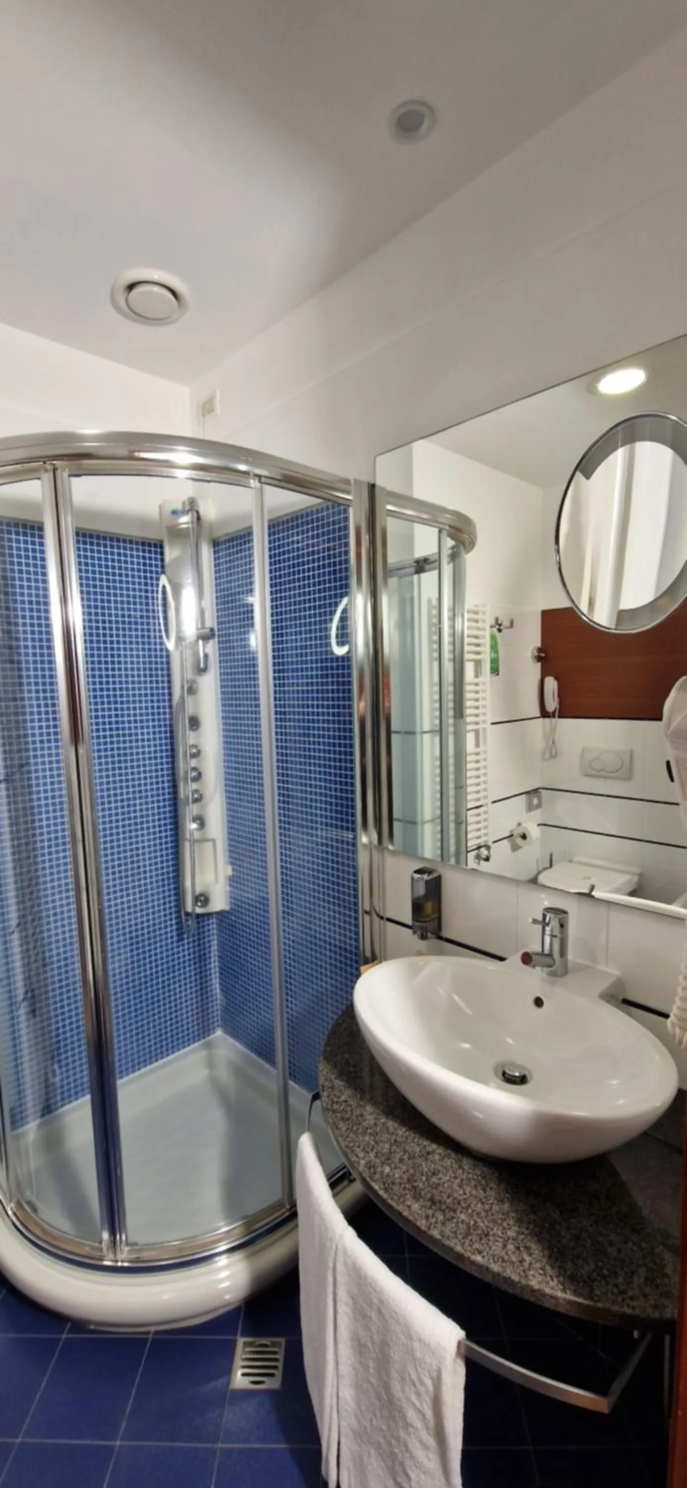 Shower in Bella Italia Palace Hotel