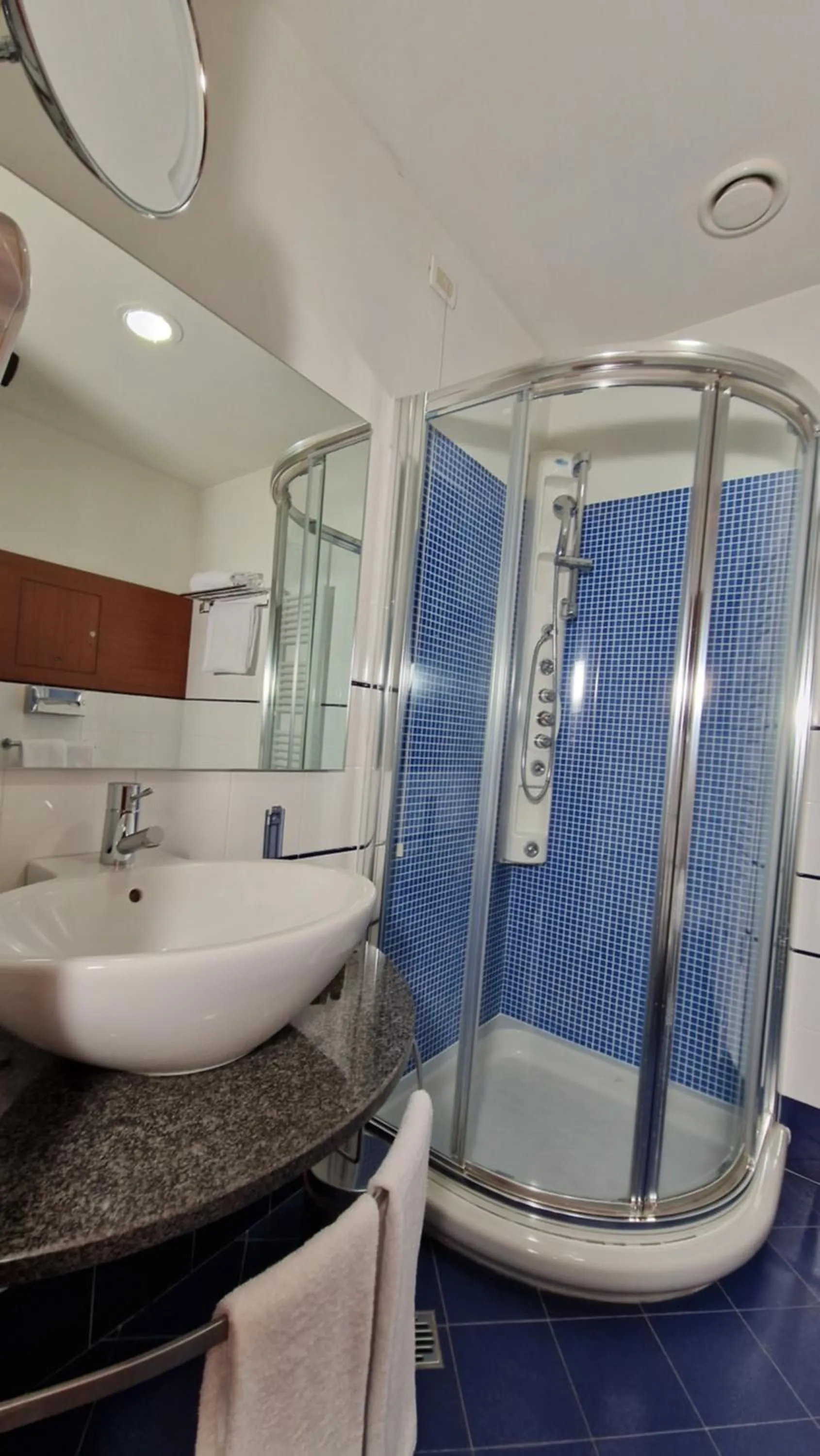 Shower in Bella Italia Palace Hotel