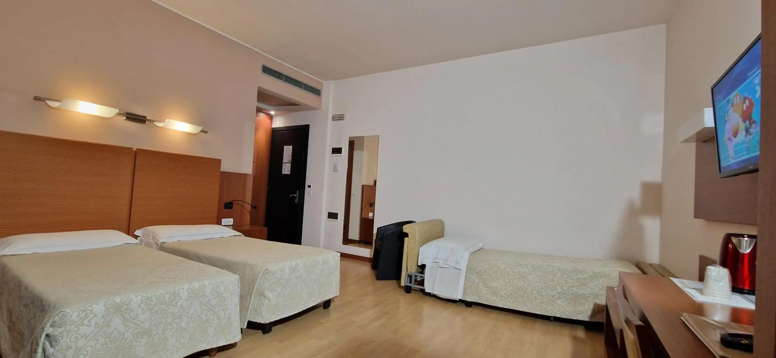 Living room, Bed in Bella Italia Palace Hotel