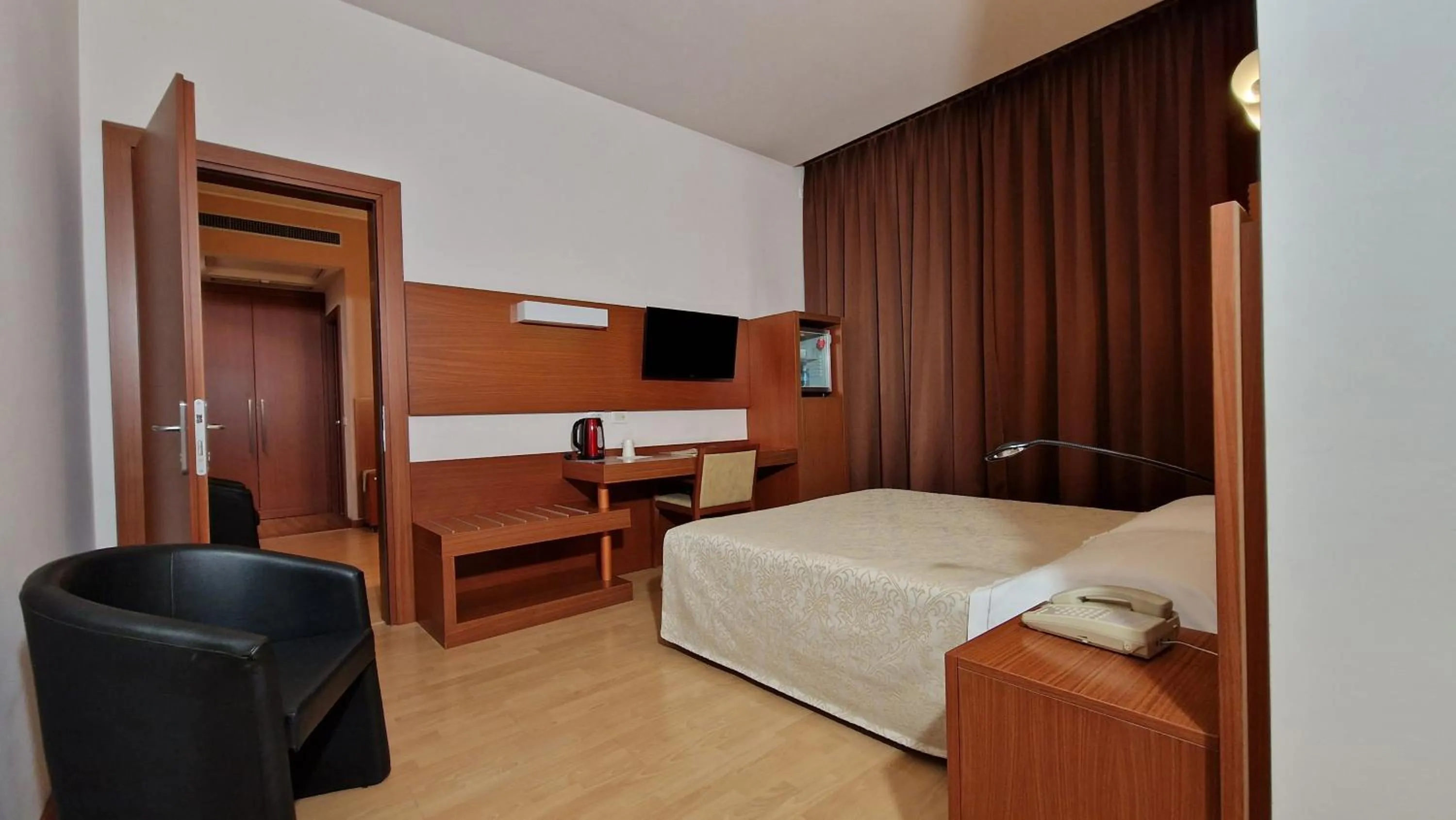 Bed in Bella Italia Palace Hotel